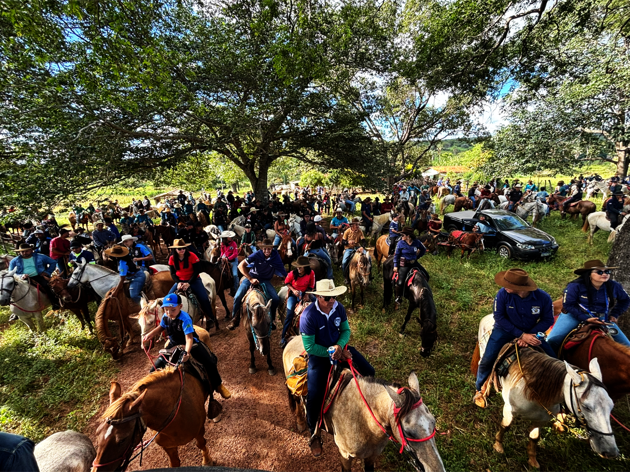 Entre paisagens e emoções: o percurso pelo cerrado
O trajeto da cavalgada é, por si só, um espetáculo à parte. O cerrado norte-mineiro revela sua beleza em paisagens abertas, onde o horizonte parece não ter fim.