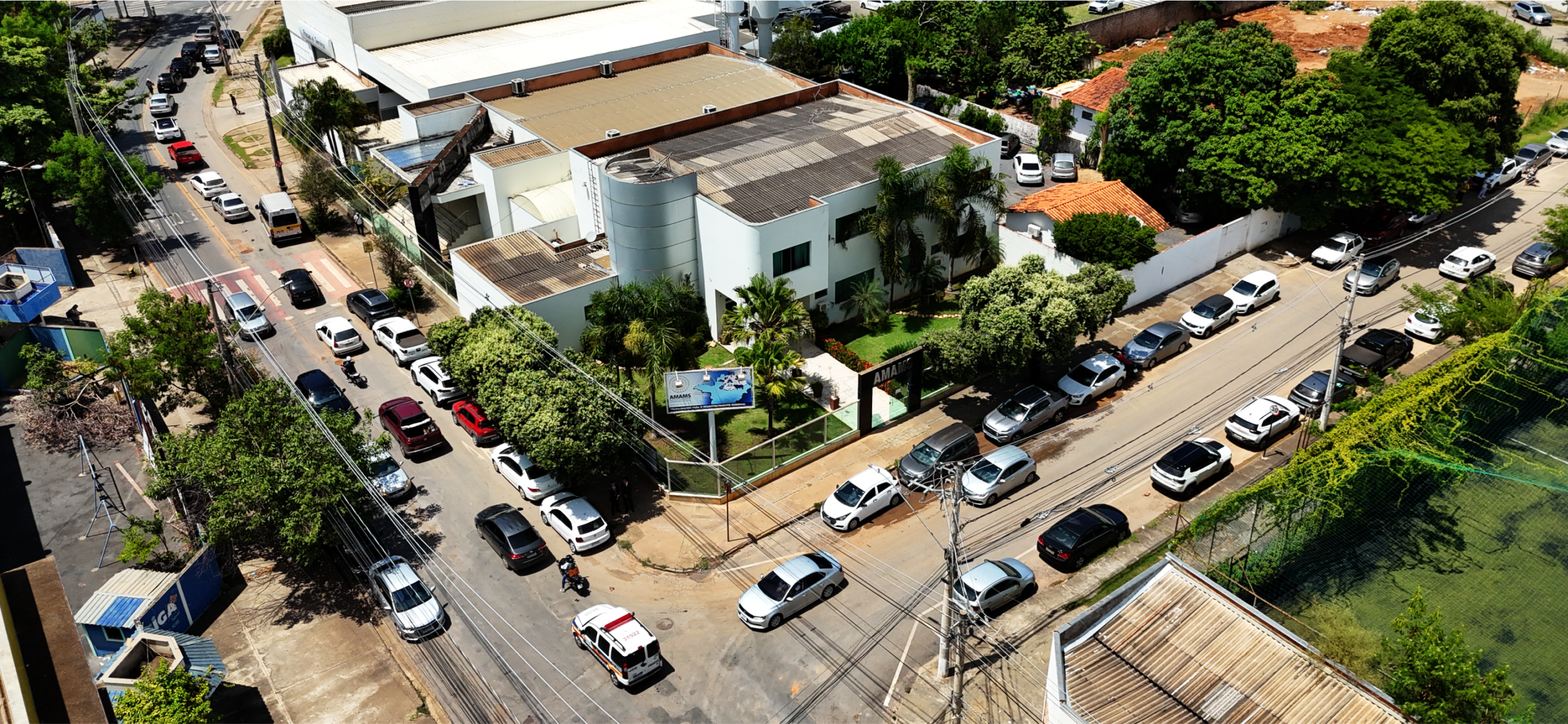 A AMAMS volta a ocupar espaços estratégicos, firmando parcerias relevantes, articulando projetos estruturantes e promovendo eventos que dialogam diretamente com as necessidades do território. Há um claro movimento de reconexão com os municípios do sertão norte-mineiro — não apenas no discurso, mas na entrega.