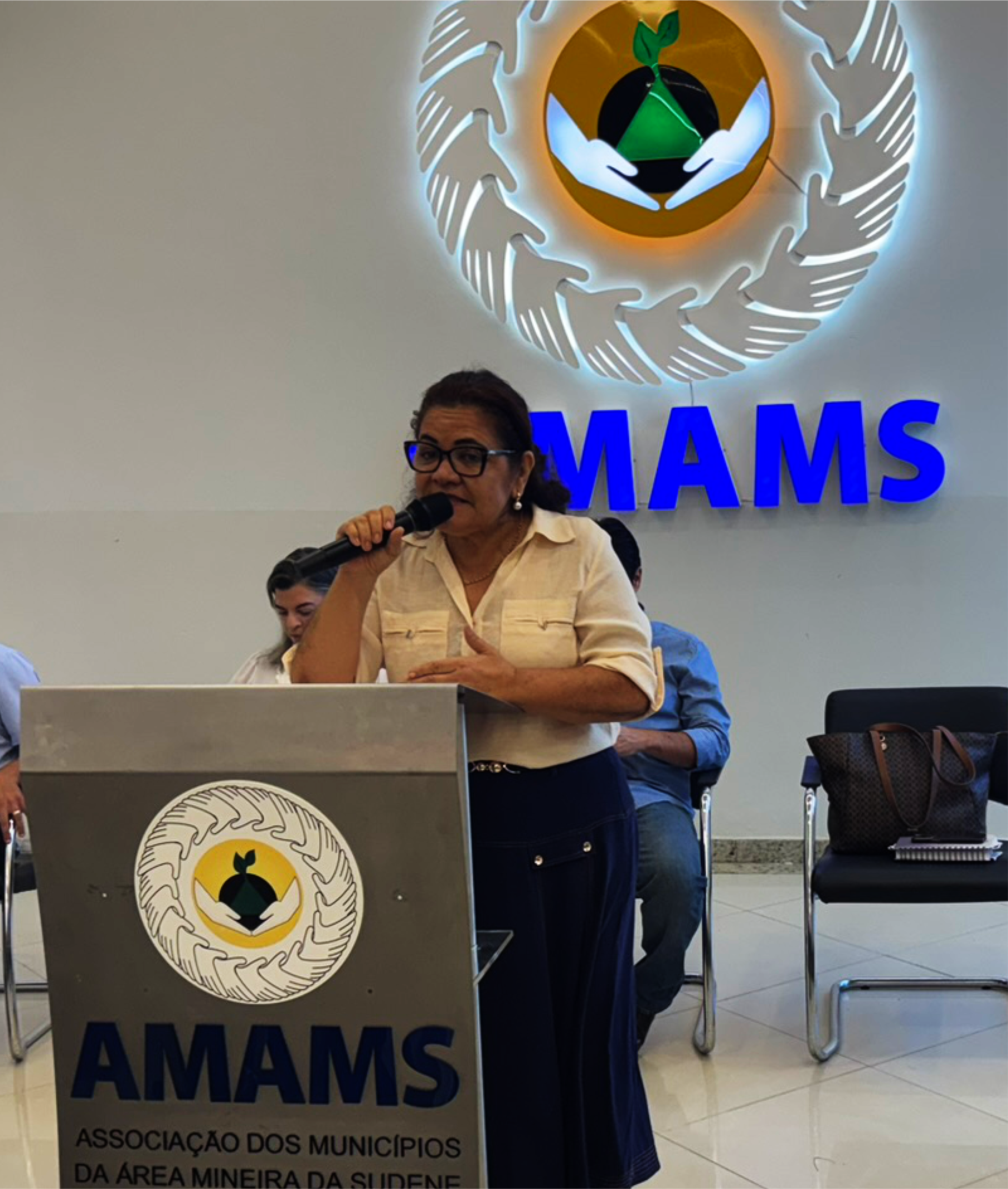Outro ponto que merece destaque foi trazido pela prefeita de Ibiaí e diretora da AMAMS, Maurinha Fonseca. Segundo ela, a atual defasagem nos repasses compromete diretamente a gestão da educação municipal.