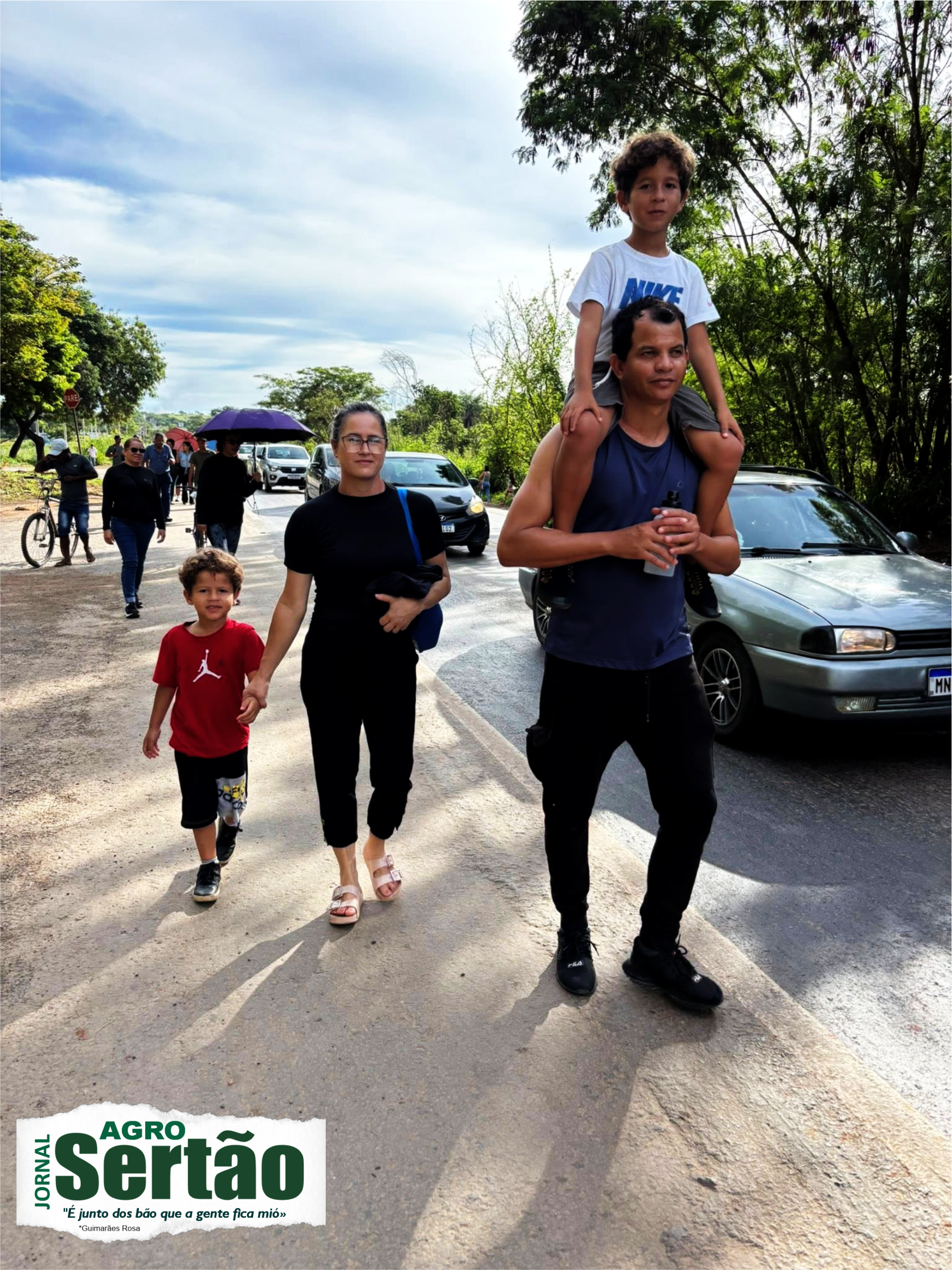 O casal Francisco e Valdete, presença fiel ano após ano, caminhava com a serenidade de quem entende que fé também é constância. Ao lado deles, os pequenos Rafael e Miguel, com os olhos brilhando, carregavam não apenas a curiosidade da infância, mas a semente de uma tradição que insiste em não morrer.