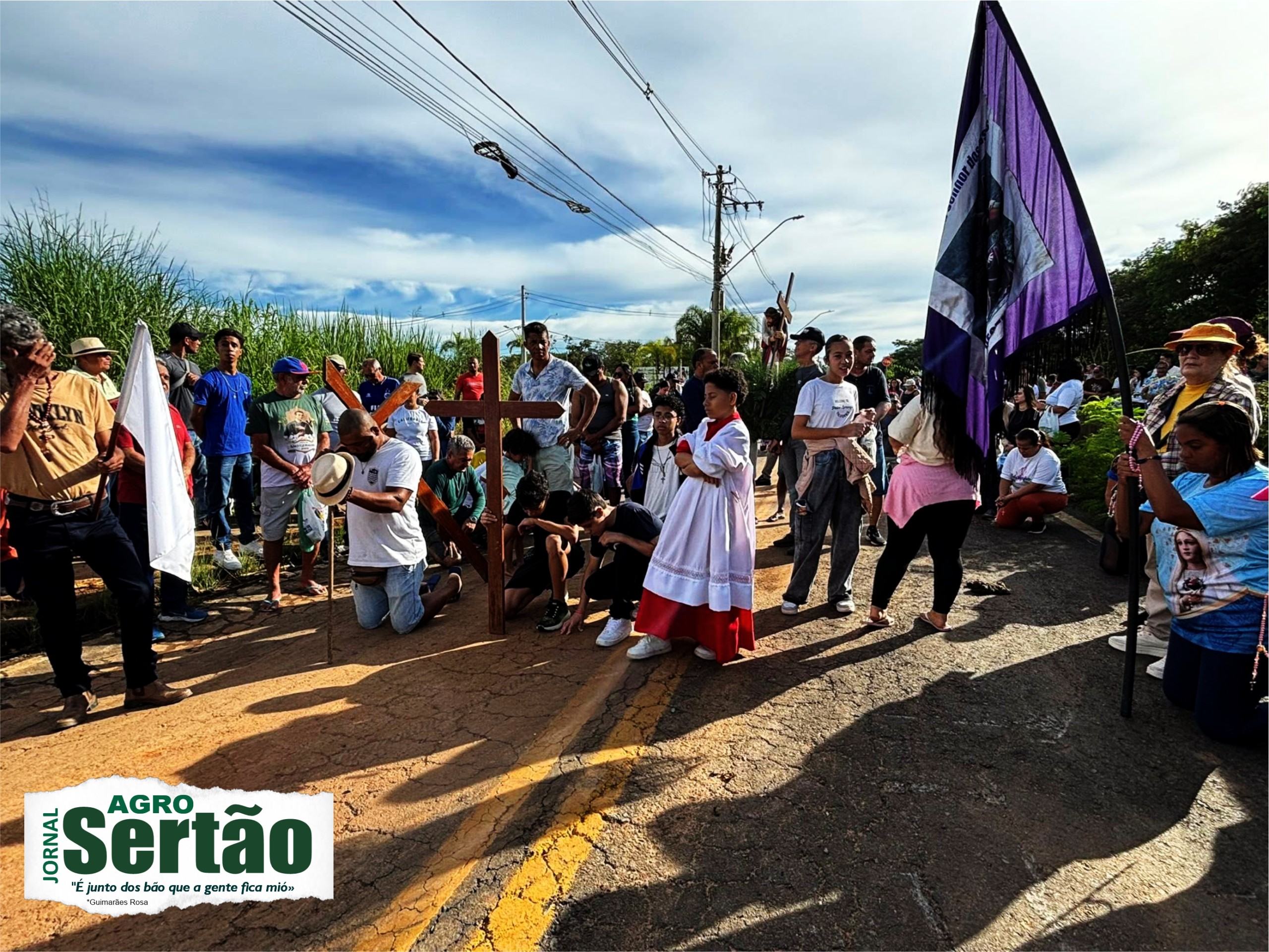 
Ao longo dos cerca de 14 quilômetros, não vi apenas pessoas — vi histórias sendo carregadas. Cruzes erguidas não apenas de madeira, mas de vivências, de lutas e de promessas sussurradas entre uma oração e outra. Cada parada, cada encenação da Paixão de Cristo, era um convite à reflexão, um mergulho naquilo que nos humaniza.
