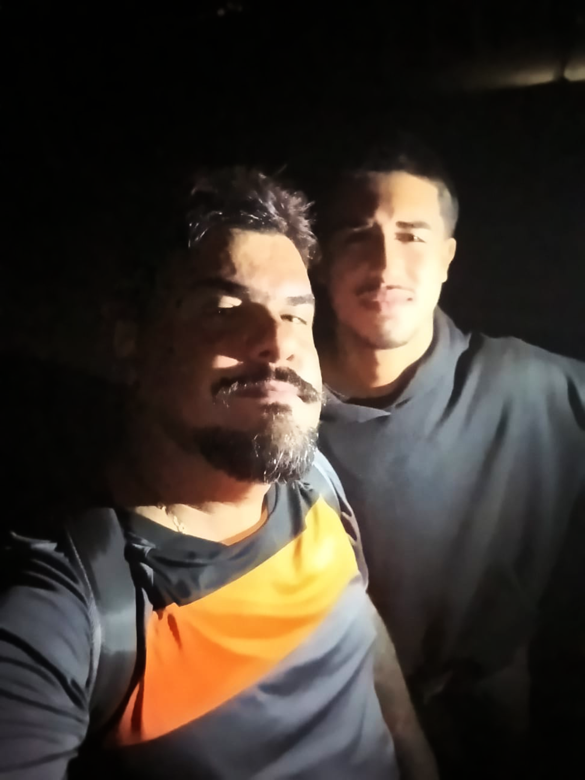 Fábio é pai do jovem Zion, de 18 anos, estudante de Geografia na Universidade Estadual de Montes Claros. E aqui, mais uma vez, a vida se revela em ciclos bonitos: o filho que honrou o pai… agora forma o próprio filho para o mundo.