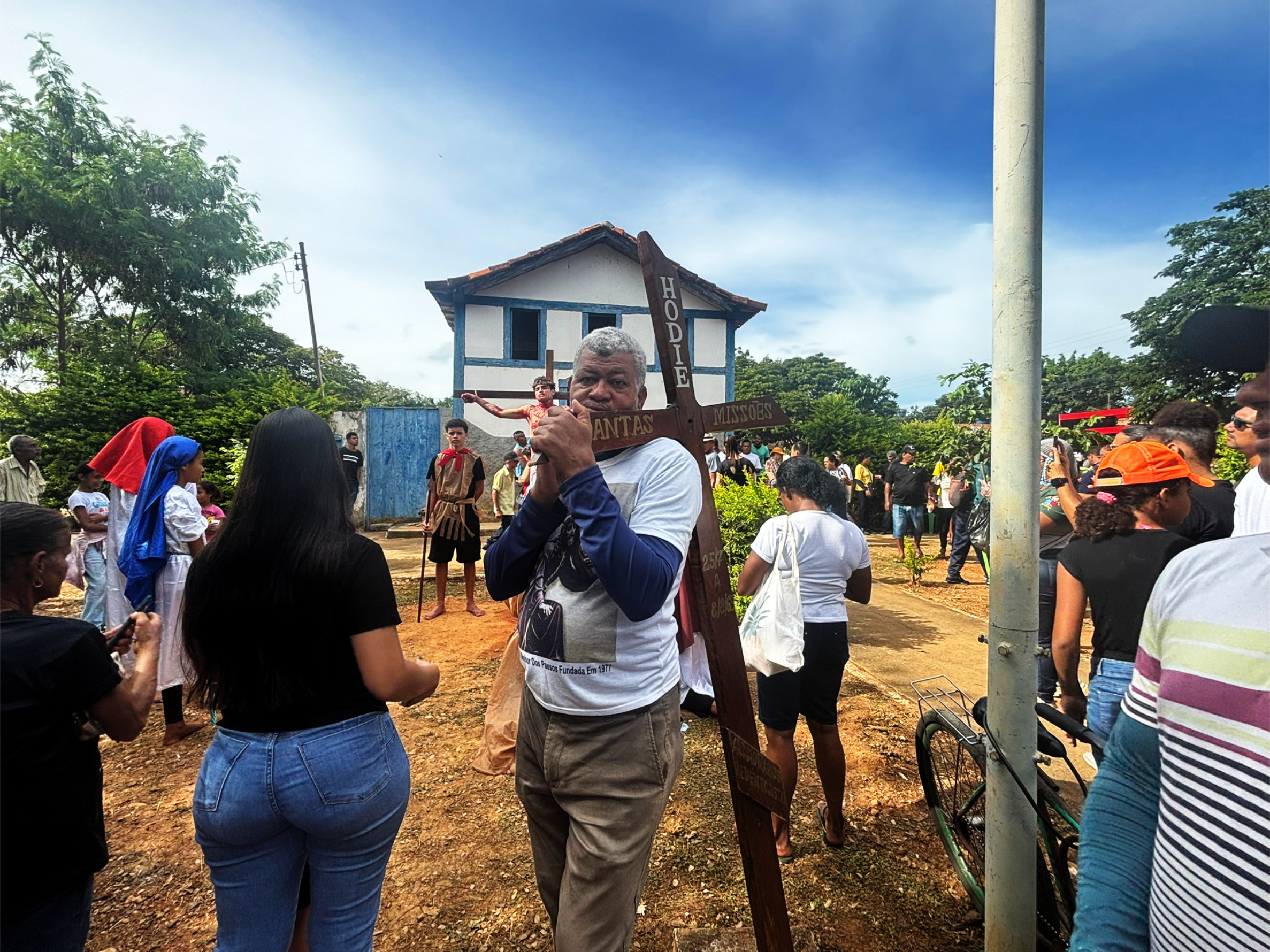
Ao longo dos cerca de 14 quilômetros, não vi apenas pessoas — vi histórias sendo carregadas. Cruzes erguidas não apenas de madeira, mas de vivências, de lutas e de promessas sussurradas entre uma oração e outra. Cada parada, cada encenação da Paixão de Cristo, era um convite à reflexão, um mergulho naquilo que nos humaniza.
