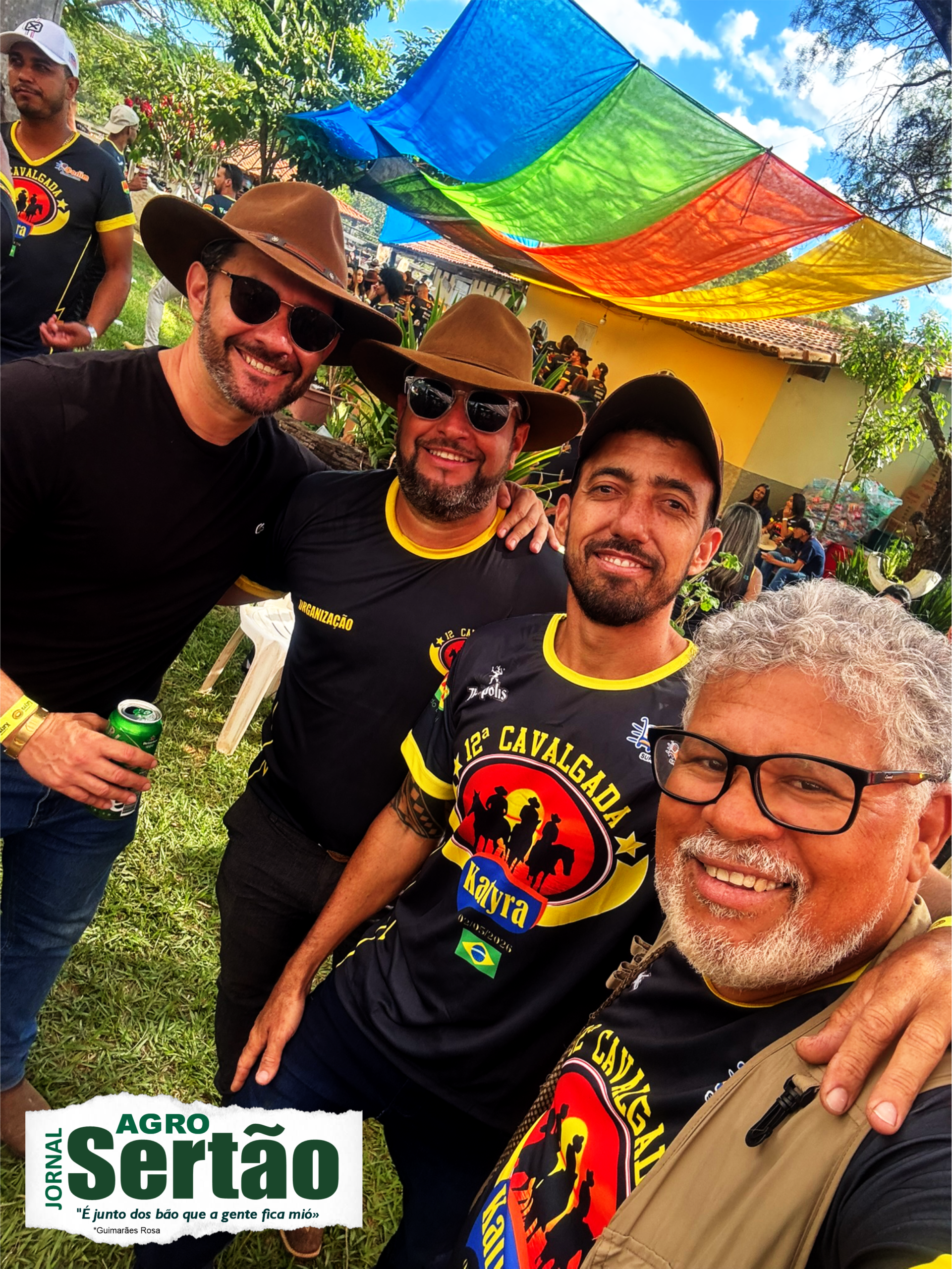 O que encontrei foi um espetáculo humano. Um mar de gente bonita, de sorriso fácil e respeito mútuo. Jovens, idosos e crianças dividindo o mesmo espaço com leveza, alegria e harmonia — como deve ser. Ali, o sertão se mostra em sua melhor versão: coletivo, acolhedor e vivo.