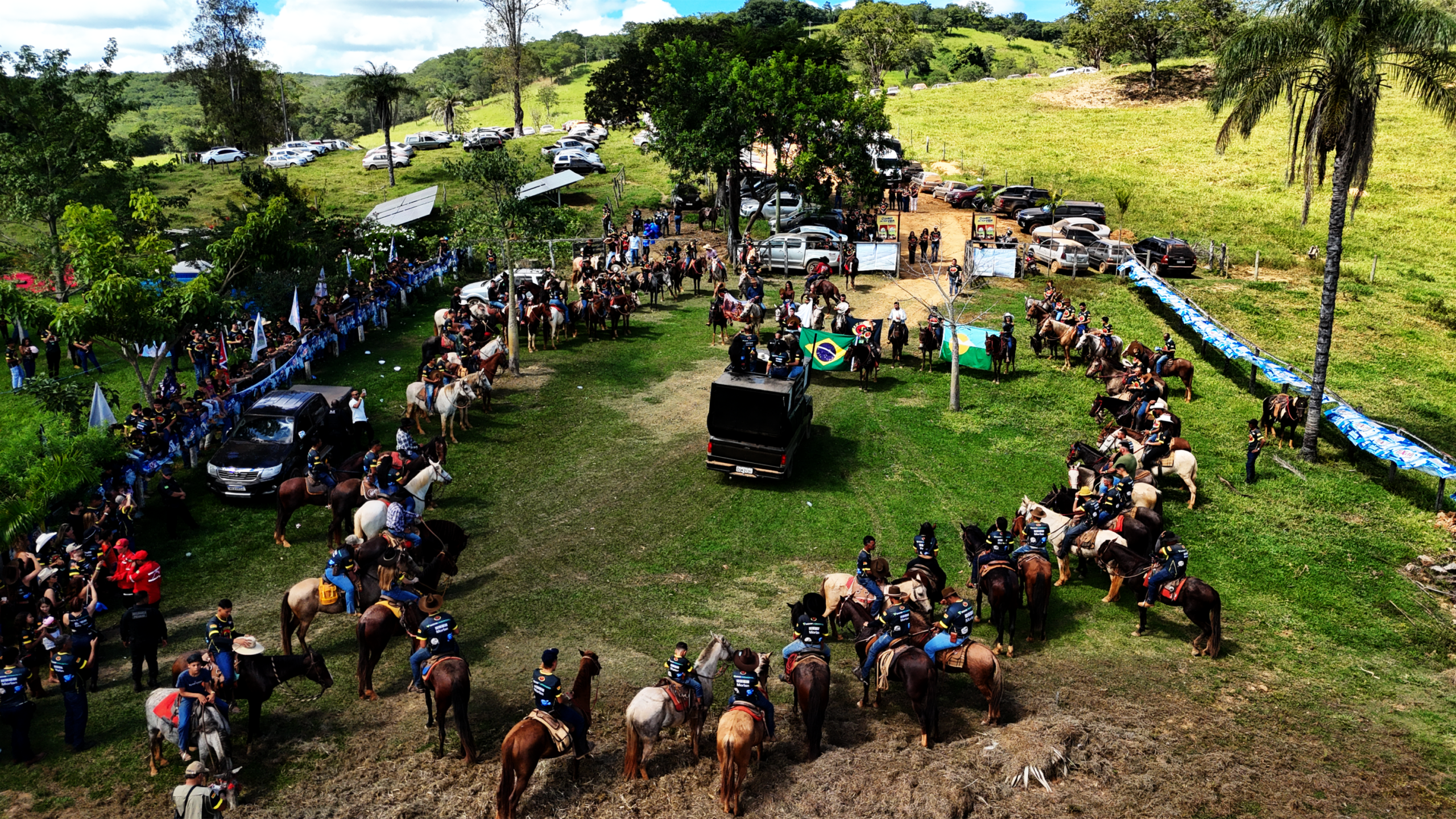 Mais uma vez, eu, Aurélio Vidal — amante confesso do sertão e guardião das nossas raízes — tive a honra e a alegria de me lançar estrada afora rumo a um dos encontros mais autênticos da nossa cultura: a Cavalgada do Katyra.
