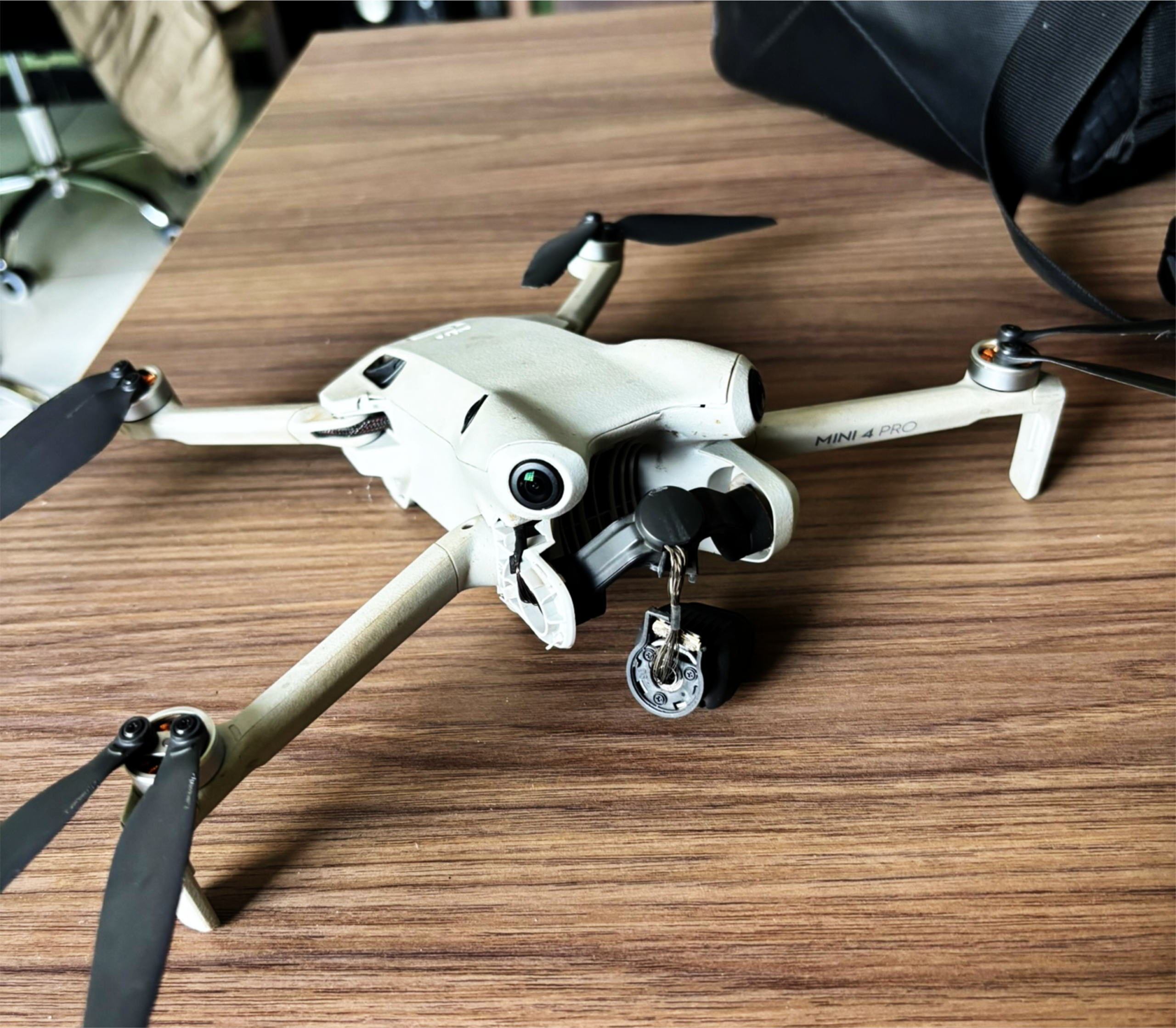 Infelizmente, durante o exercício da minha função, meu drone — devidamente homologado e licenciado pela ANAC — foi derrubado por uma pessoa ligada à produção do evento, justamente no momento em que eu realizava imagens aéreas para a reportagem.