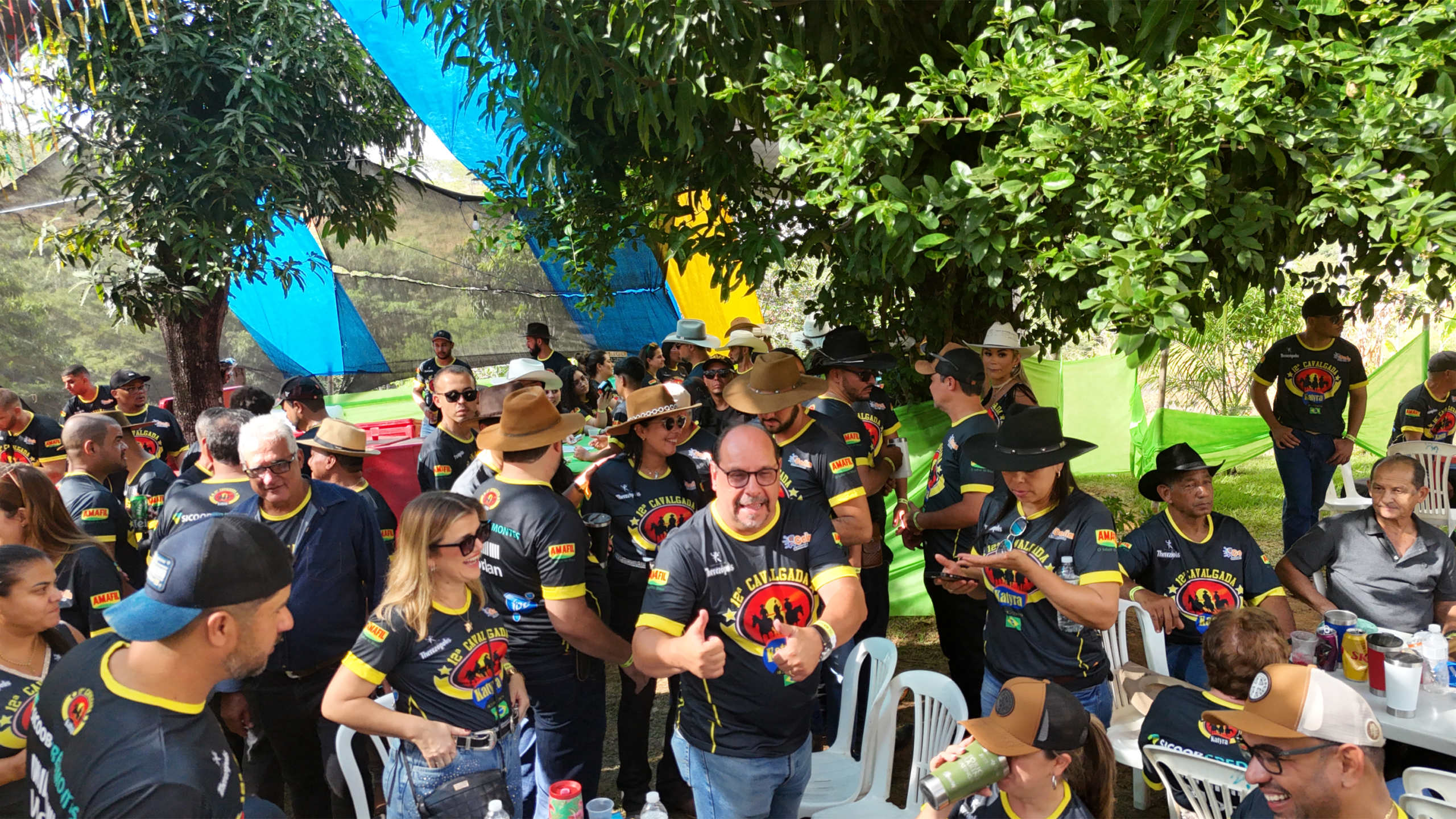 Entre um aperto de mão e outro, vi figuras conhecidas que também fazem questão de prestigiar o evento. O prefeito Guilherme Guimarães, acompanhado de sua equipe, vereadores e lideranças políticas, marcava presença. Encontrei também o amigo Nilsinho, ex-prefeito de Padre Carvalho e ex-presidente da AMAMS, ladeado por sua esposa e amigos, todos encantados com a grandiosidade e organização da festa.