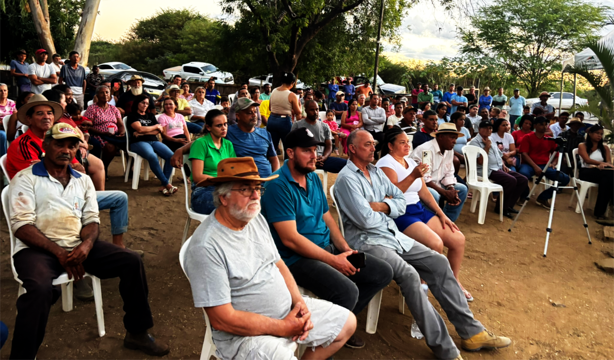 Nas minhas andanças pelo sertão, realizei pautas, denúncias e enfrentamentos em regiões como o Alto Rio Pardo, o Vale do Jequitinhonha e, mais recentemente, na defesa de famílias produtoras estabelecidas há décadas no Projeto Jaíba, no região do Vale do Gorutuba e Médio São Francisco. Famílias que hoje vivem sob insegurança, pressão e ameaças, mesmo tendo dedicado suas vidas ao trabalho e ao desenvolvimento da região.