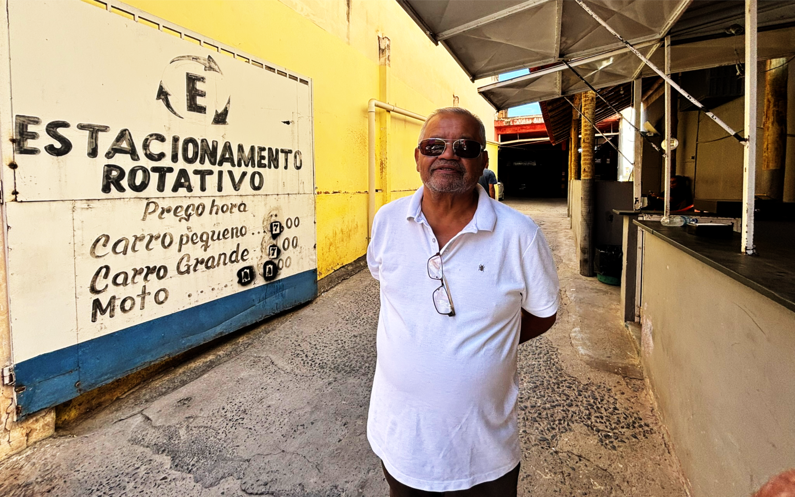 Existem ruas que são apenas ruas. E existem ruas que guardam a alma de uma cidade.
Para mim, a Coronel Joaquim Costa sempre foi uma dessas raras artérias da memória, um lugar onde Montes Claros pulsou durante décadas movida pelo trabalho, pela confiança e pela palavra empenhada de homens que construíram muito mais que negócios: construíram relações humanas e ajudaram a escrever parte da história econômica do Norte de Minas.
