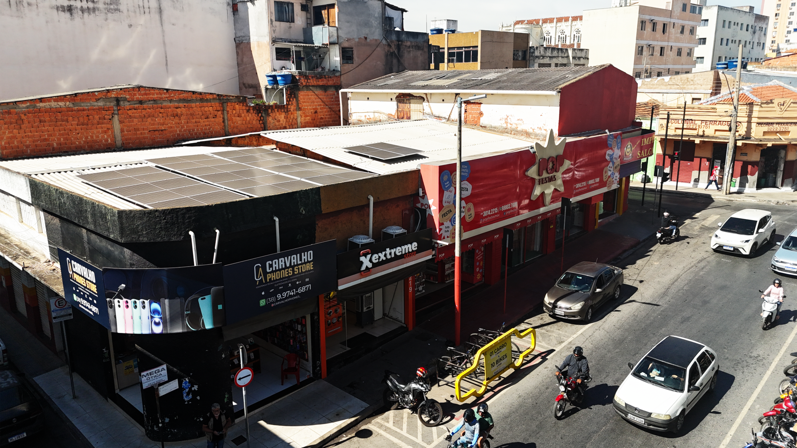 Existem ruas que são apenas ruas. E existem ruas que guardam a alma de uma cidade.
Para mim, a Coronel Joaquim Costa sempre foi uma dessas raras artérias da memória, um lugar onde Montes Claros pulsou durante décadas movida pelo trabalho, pela confiança e pela palavra empenhada de homens que construíram muito mais que negócios: construíram relações humanas e ajudaram a escrever parte da história econômica do Norte de Minas.
