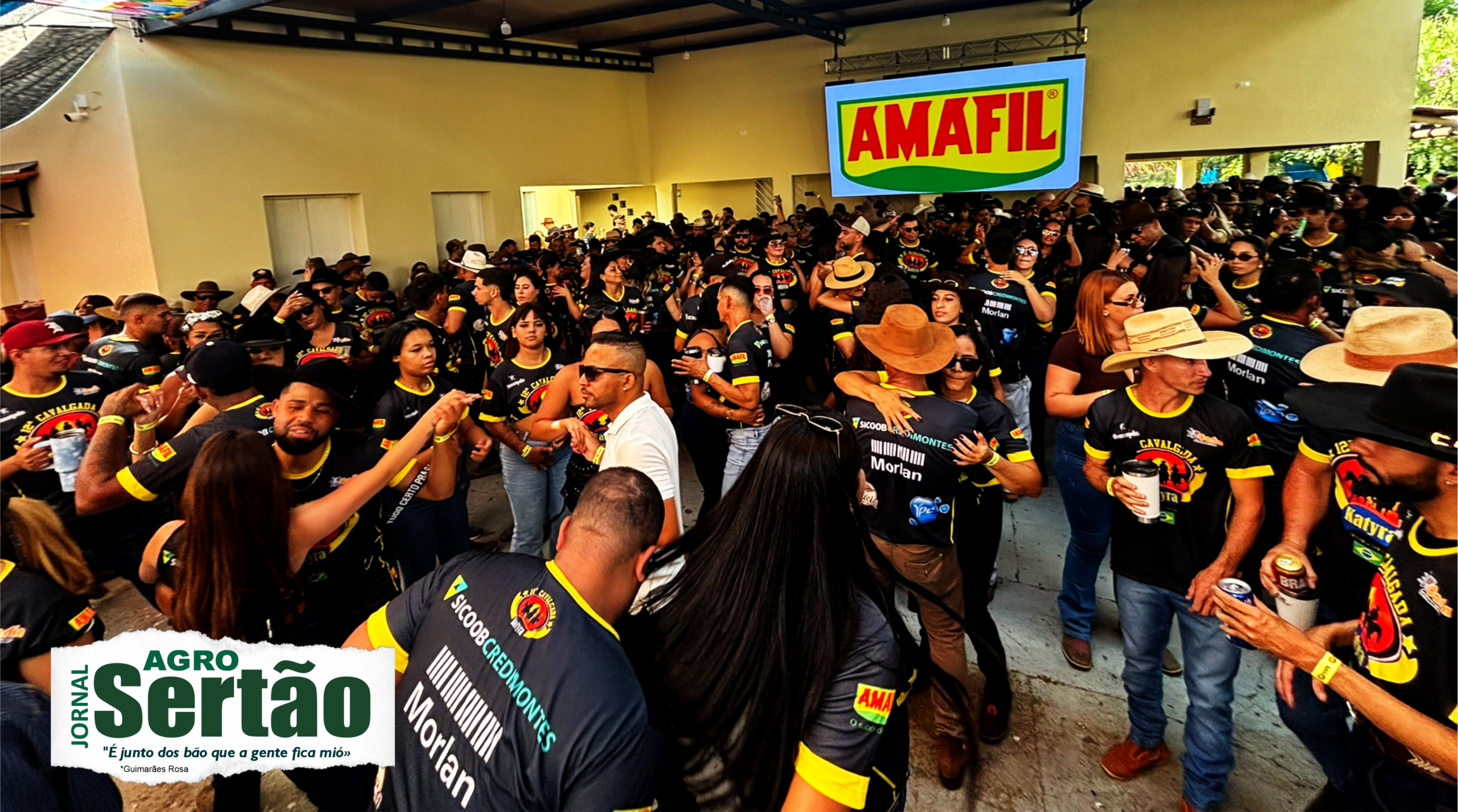 O que encontrei foi um espetáculo humano. Um mar de gente bonita, de sorriso fácil e respeito mútuo. Jovens, idosos e crianças dividindo o mesmo espaço com leveza, alegria e harmonia — como deve ser. Ali, o sertão se mostra em sua melhor versão: coletivo, acolhedor e vivo.