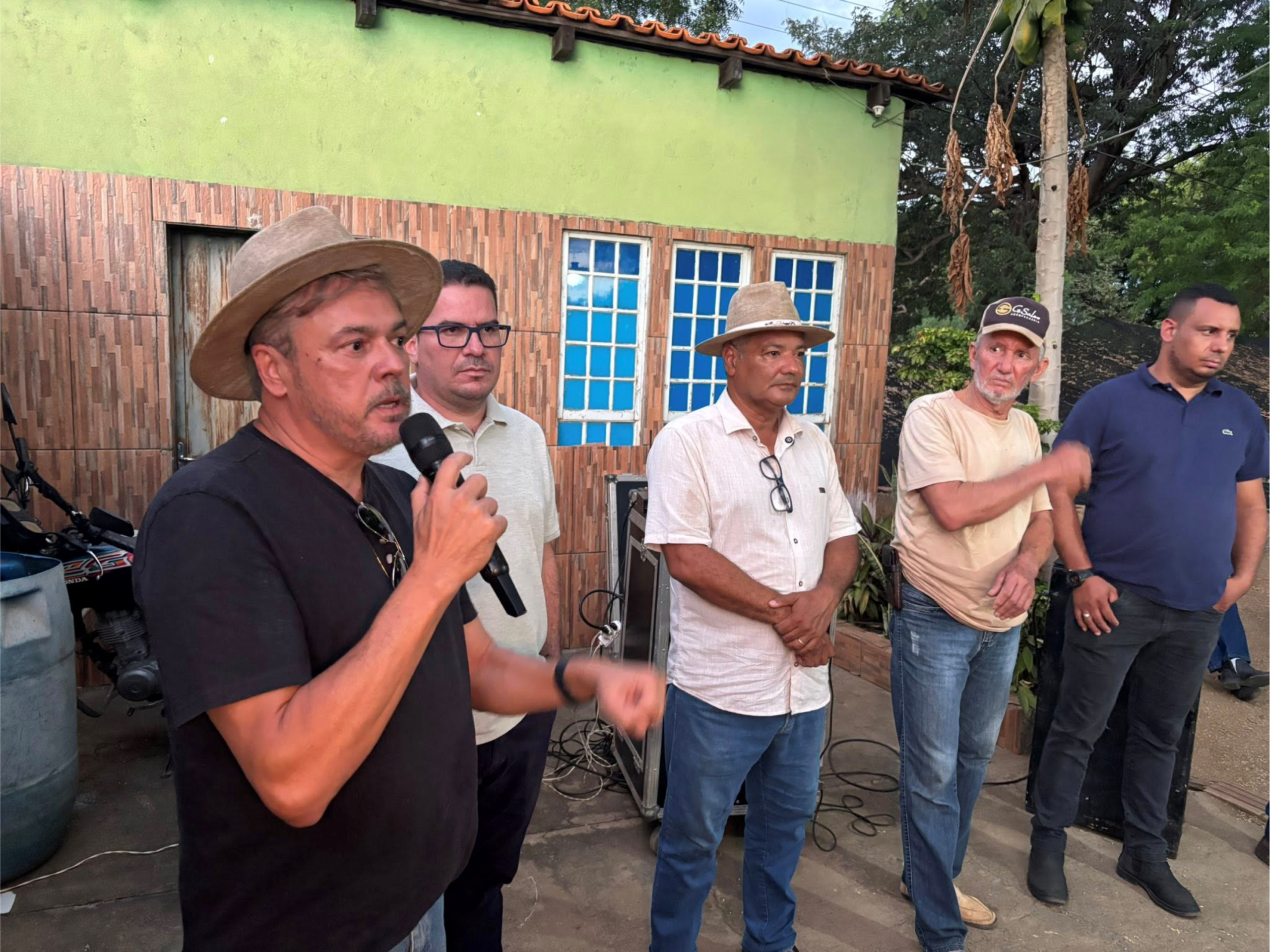 
São aproximadamente 1.500 famílias estabelecidas há muitos anos naquela região. Homens e mulheres que transformaram áreas antes improdutivas em espaços de produção, sustento e desenvolvimento regional. Famílias inteiras criaram raízes no Projeto Jaíba, educaram seus filhos, fortaleceram a agricultura familiar e ajudaram diretamente no crescimento econômico do Norte de Minas.
