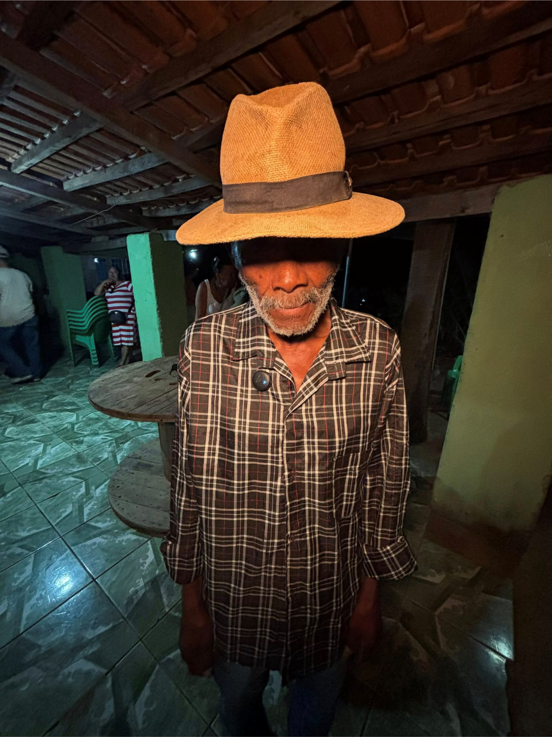 Outro relato que me marcou profundamente foi o do senhor Egídio, de 82 anos. Emocionado, ele lembrou toda a luta para conquistar sua propriedade: “Eu já vim para cá despejado, lutei para conquistar esse pedacinho de terra comprado com meu suor. Aqui criei toda minha família. Isso é um desprezo muito grande com nós”.