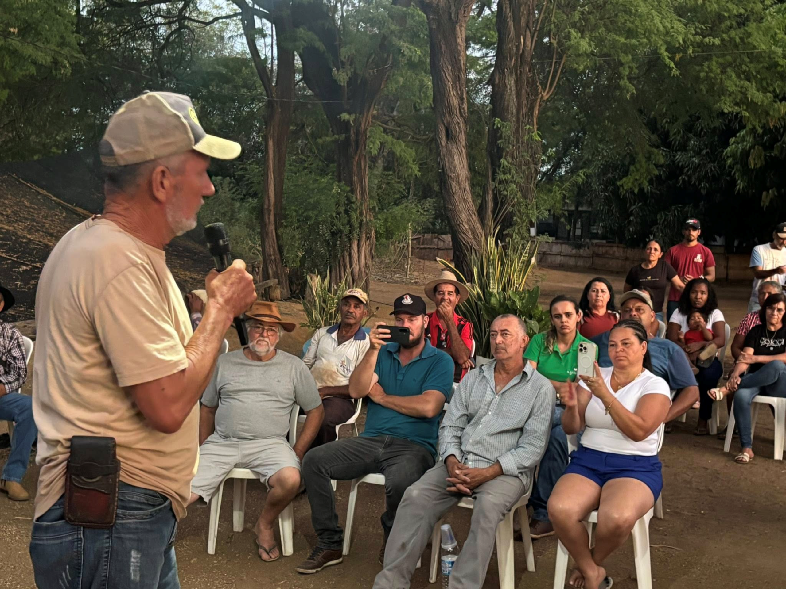 Na prática, segundo os próprios assentados, o modelo apresentado ameaça inviabilizar a permanência de centenas de famílias no campo e enfraquece a agricultura familiar, concentrando terras produtivas nas mãos de poucos.
