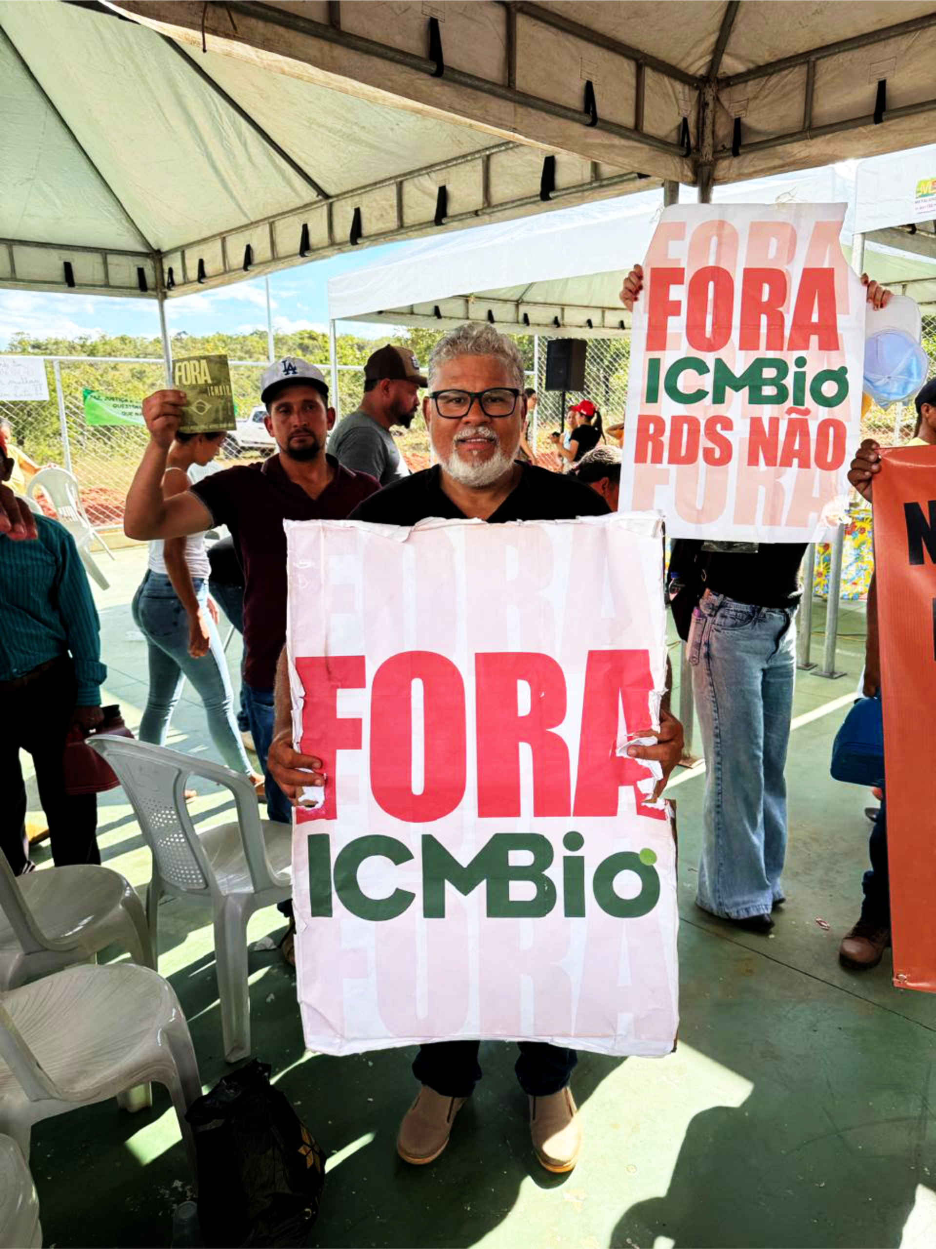 Tenho acompanhado há anos as movimentações políticas e institucionais que vêm sendo impostas ao Norte de Minas, ao Vale do Jequitinhonha e ao Vale do Mucuri. O discurso é sempre bonito. Falam em sustentabilidade, inclusão, preservação e desenvolvimento. Mas, quando descemos ao chão da realidade, encontramos perseguições, insegurança fundiária, medo e abandono.
