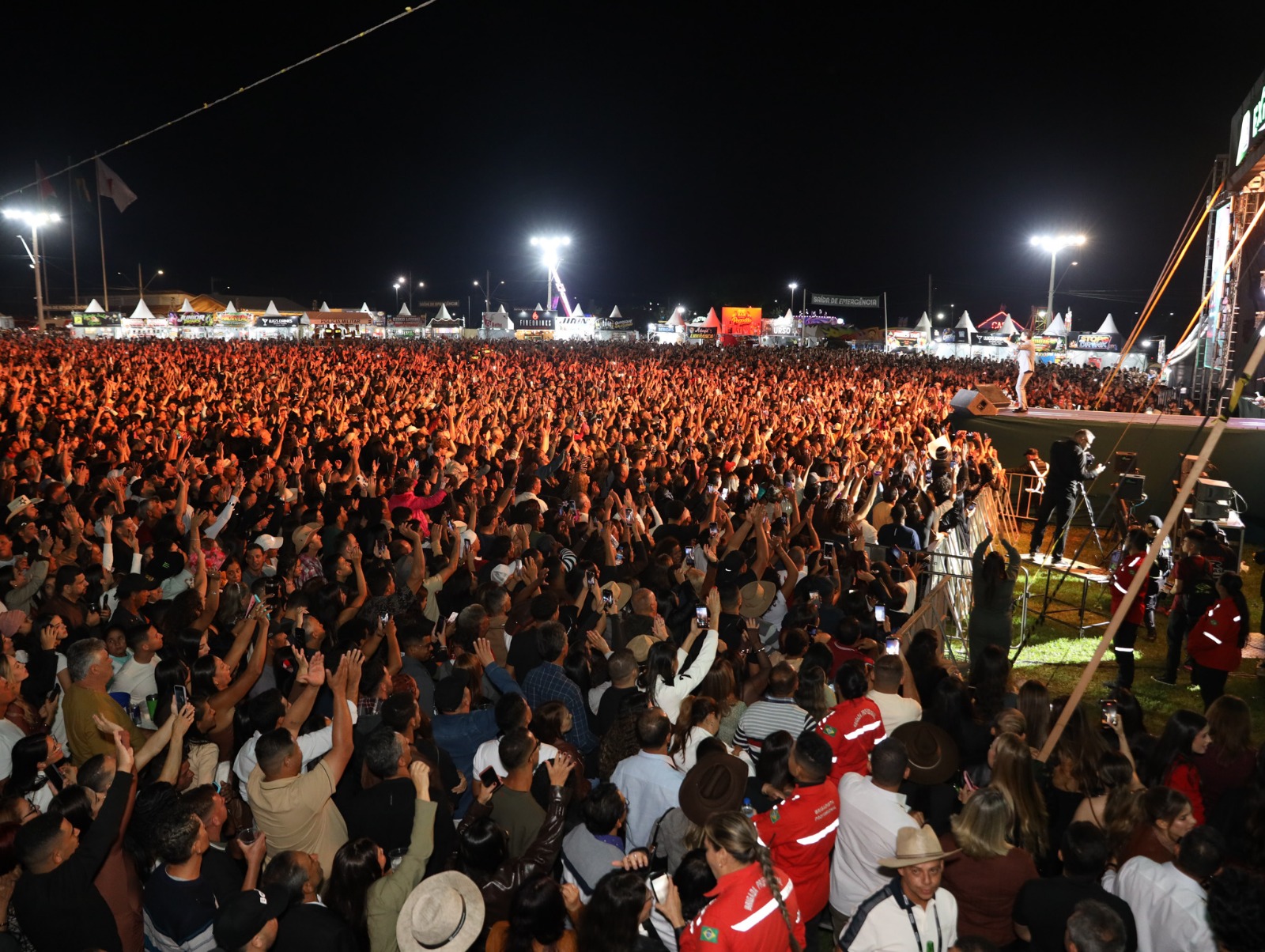 Faço questão de destacar que, em tudo o que presenciei, Zezé foi extremamente educado, humilde, atencioso e carismático com os fãs e com toda a equipe presente. Inclusive, estive com ele no camarim horas antes da apresentação e pude testemunhar sua cordialidade. O artista realizou um show memorável, com mais de duas horas de duração, proporcionando uma apresentação histórica para a Expô Taiobeiras e para todo o nosso sertão.