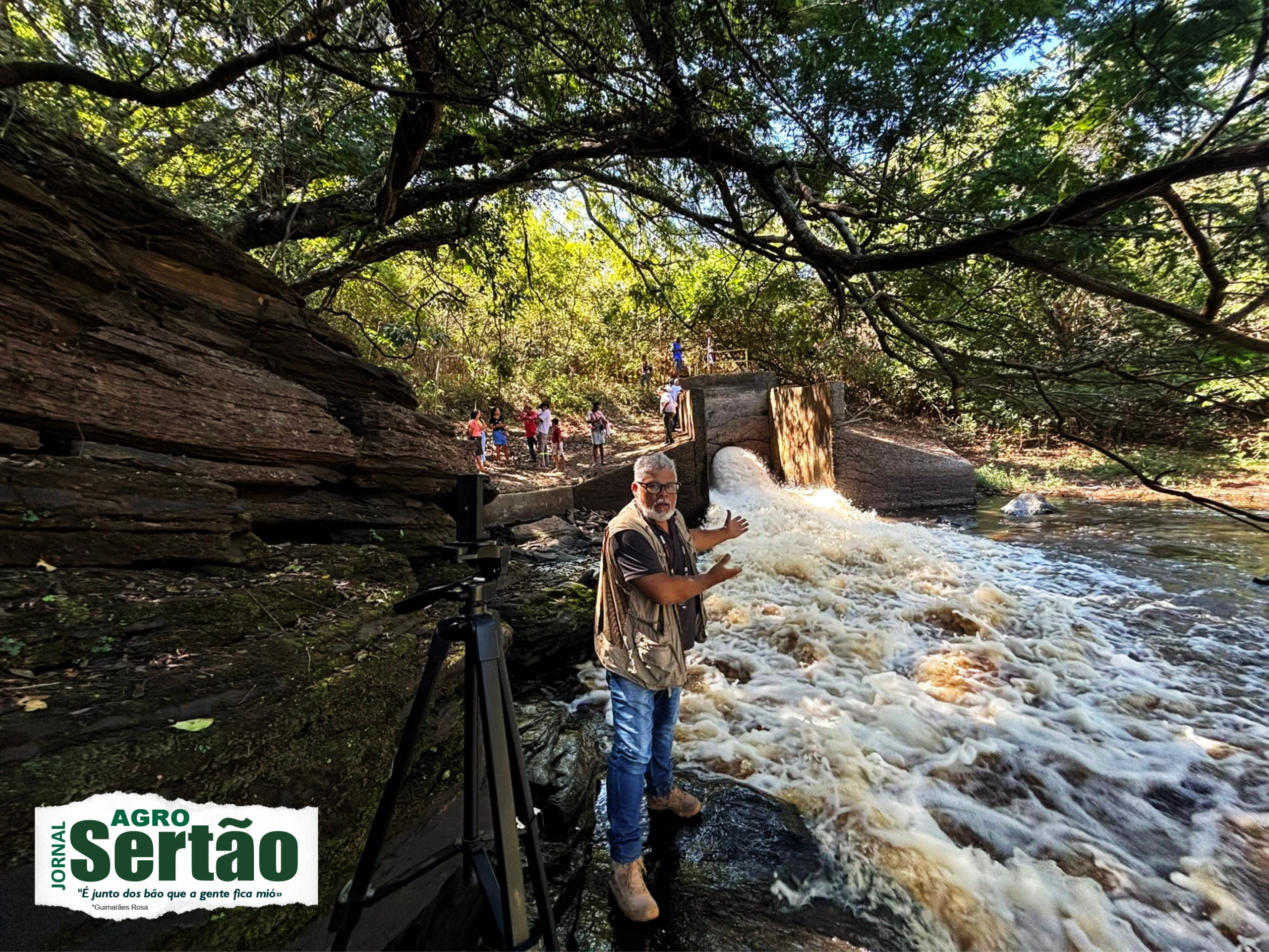 Na manhã desta quinta-feira, estive novamente no distrito de Engenheiro Dolabela, município de Bocaiúva, para acompanhar uma manifestação popular contra a decisão que determina o esvaziamento e o descomissionamento da Barragem da Caatinga. Mais uma vez, deixei o local com um profundo sentimento de preocupação diante dos rumos que vêm sendo adotados pelo poder público em relação ao meio rural e aos recursos hídricos do Norte de Minas.