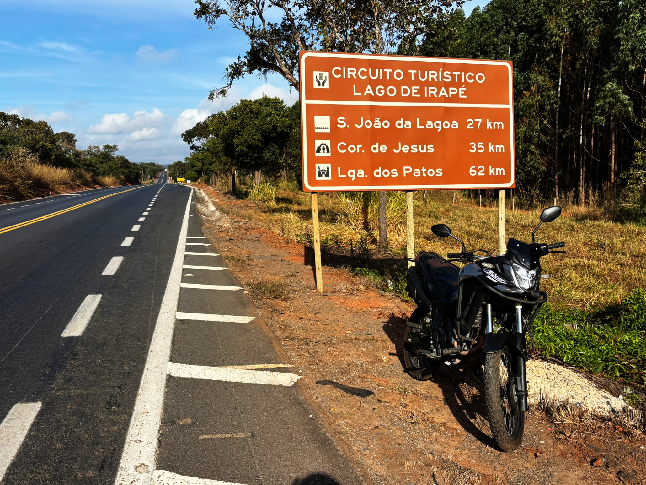 Logo nas primeiras horas da viagem, deixei Montes Claros pela BR-365 e segui pela LMG-611 rumo a mais uma jornada pelo sertão norte-mineiro. Como de costume, os olhos atentos à paisagem, às pessoas, às histórias e às particularidades que fazem desta região um território tão singular.