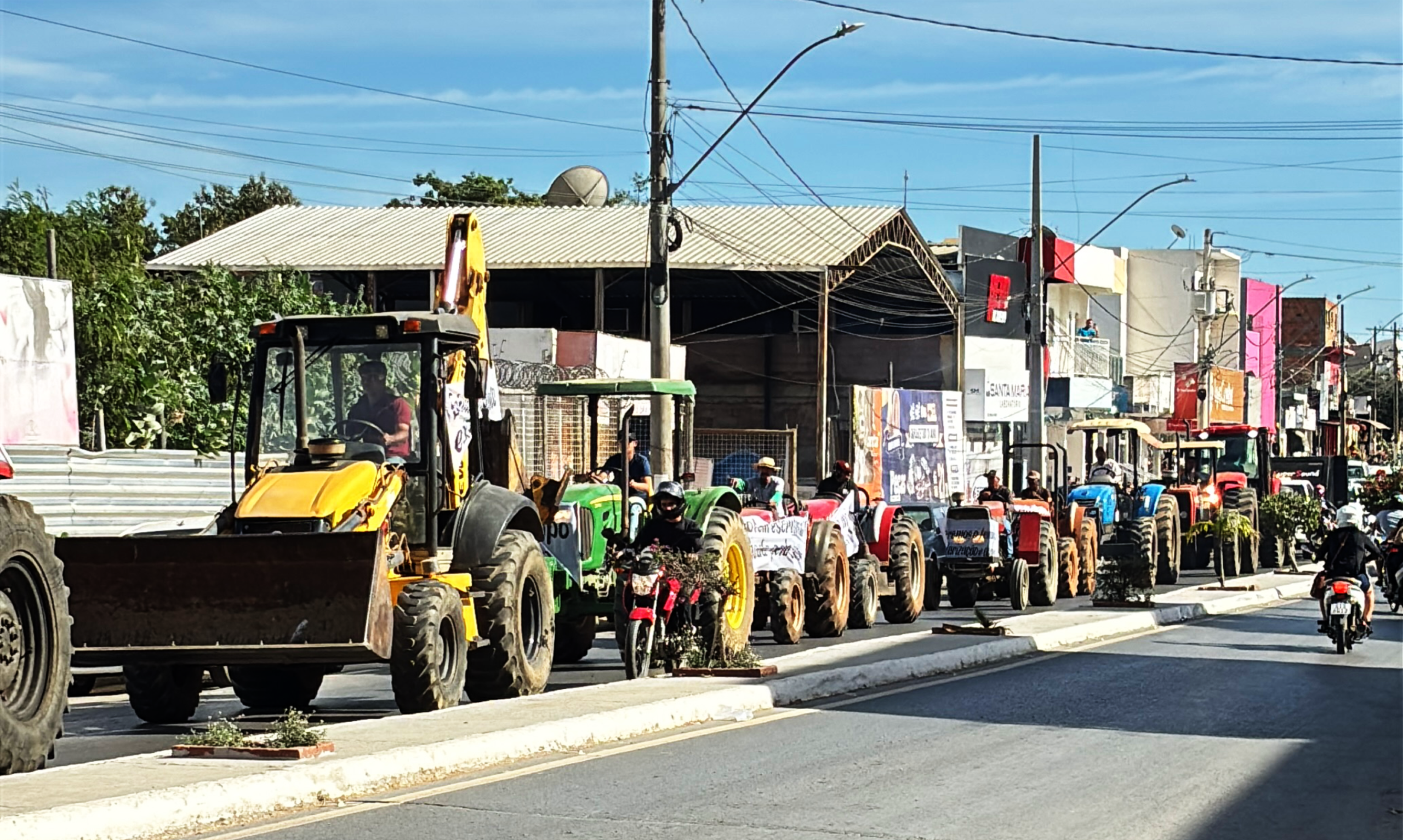 Como jornalista, tenho acompanhado de perto diversos acontecimentos que envolvem o setor produtivo do Norte de Minas. Por isso, considerei meu dever estar presente, ouvir todos os lados envolvidos e testemunhar aquilo que efetivamente ocorria naquele momento.