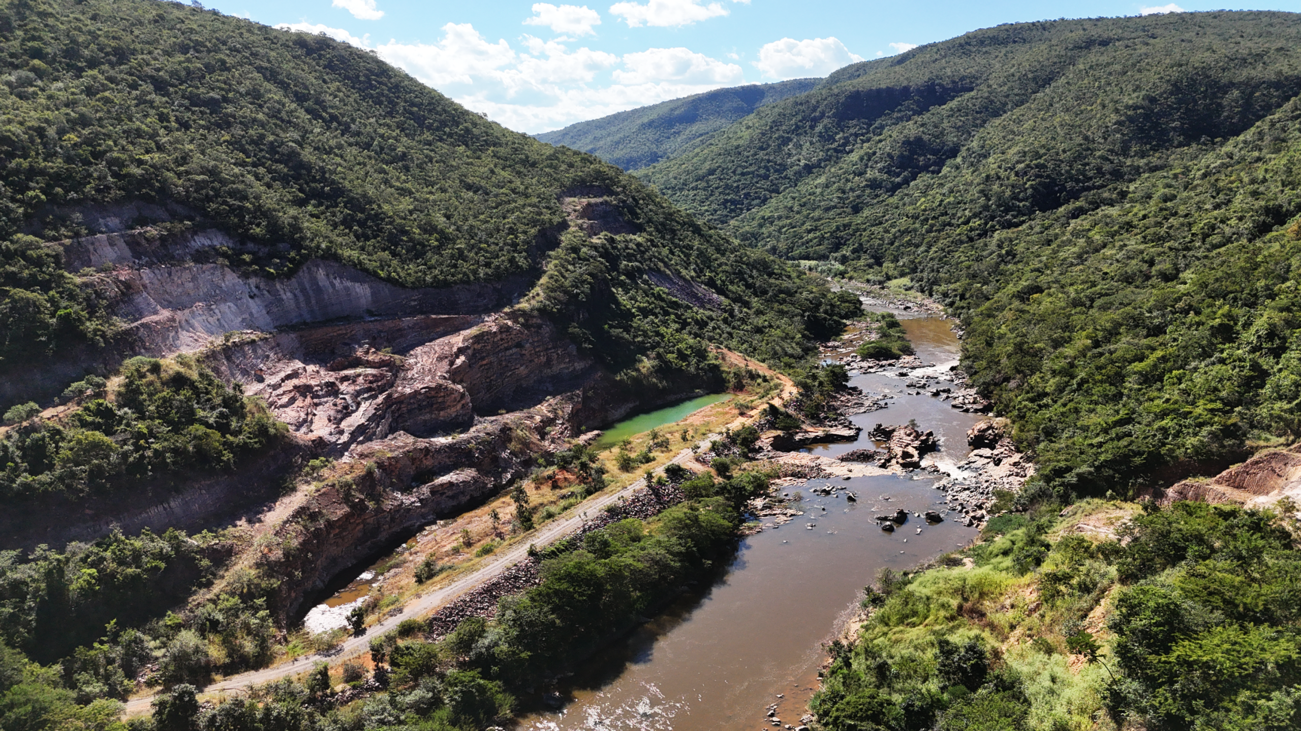 Ao longo da minha trajetória, visitei inúmeras vezes obras como Jequitaí e Berizal. Vi de perto estruturas que consumiram milhões de reais dos cofres públicos e que, por diferentes razões, ficaram pelo caminho. Conversei com agricultores, lideranças e moradores que aguardam há décadas por investimentos capazes de transformar a realidade da região.