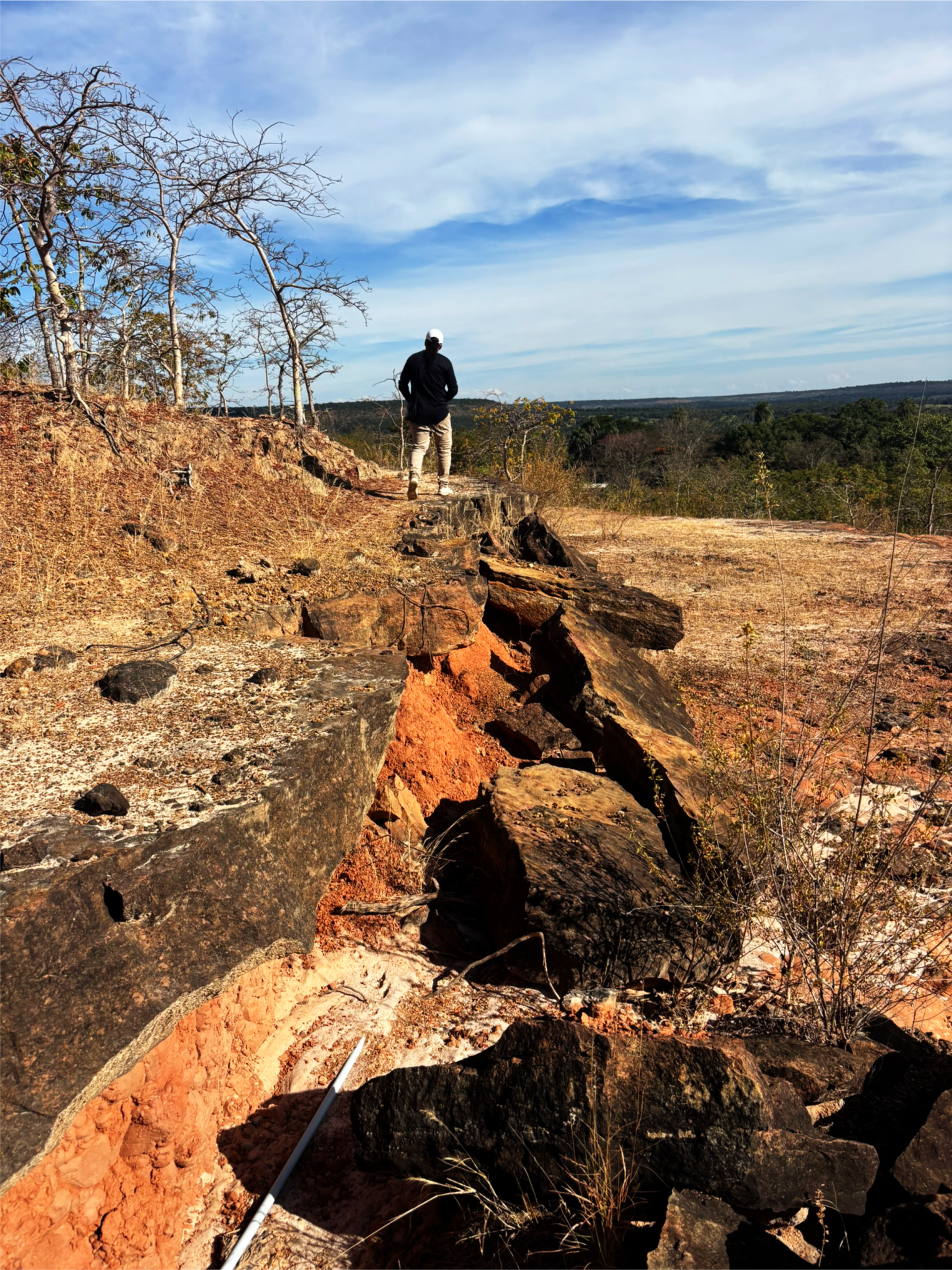 Sobre duas rodas, em uma viagem bate e volta repleta de descobertas, percorri parte do território de Coração de Jesus, desbravando caminhos do fascinante e futuro Circuito Turístico do Vale dos Dinossauros. Tive a honra de ser guiado pelo jovem Diu Brother, profundo conhecedor das particularidades daquela terra, que compartilhou comigo histórias, curiosidades e detalhes que dificilmente se encontram nos livros.