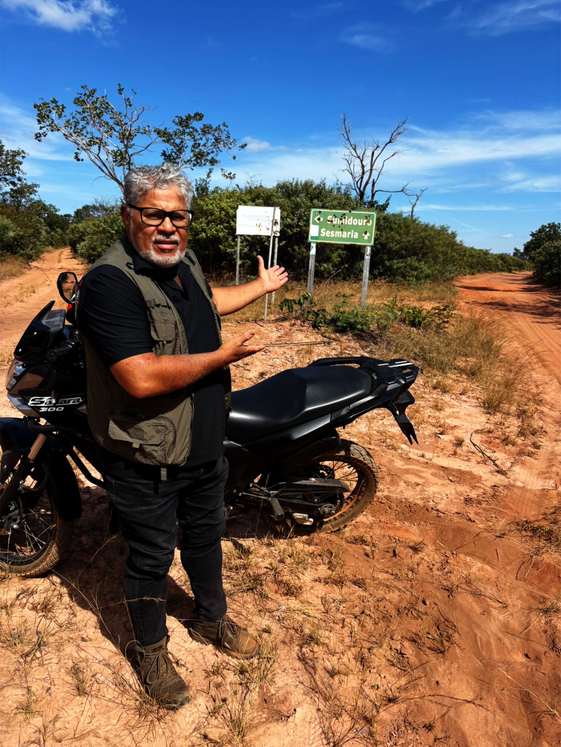 
Sobre duas rodas, em uma viagem bate e volta repleta de descobertas, percorri parte do território de Coração de Jesus, desbravando caminhos do fascinante e futuro Circuito Turístico do Vale dos Dinossauros. Tive a honra de ser guiado pelo jovem Diu Brother, profundo conhecedor das particularidades daquela terra, que compartilhou comigo histórias, curiosidades e detalhes que dificilmente se encontram nos livros.
