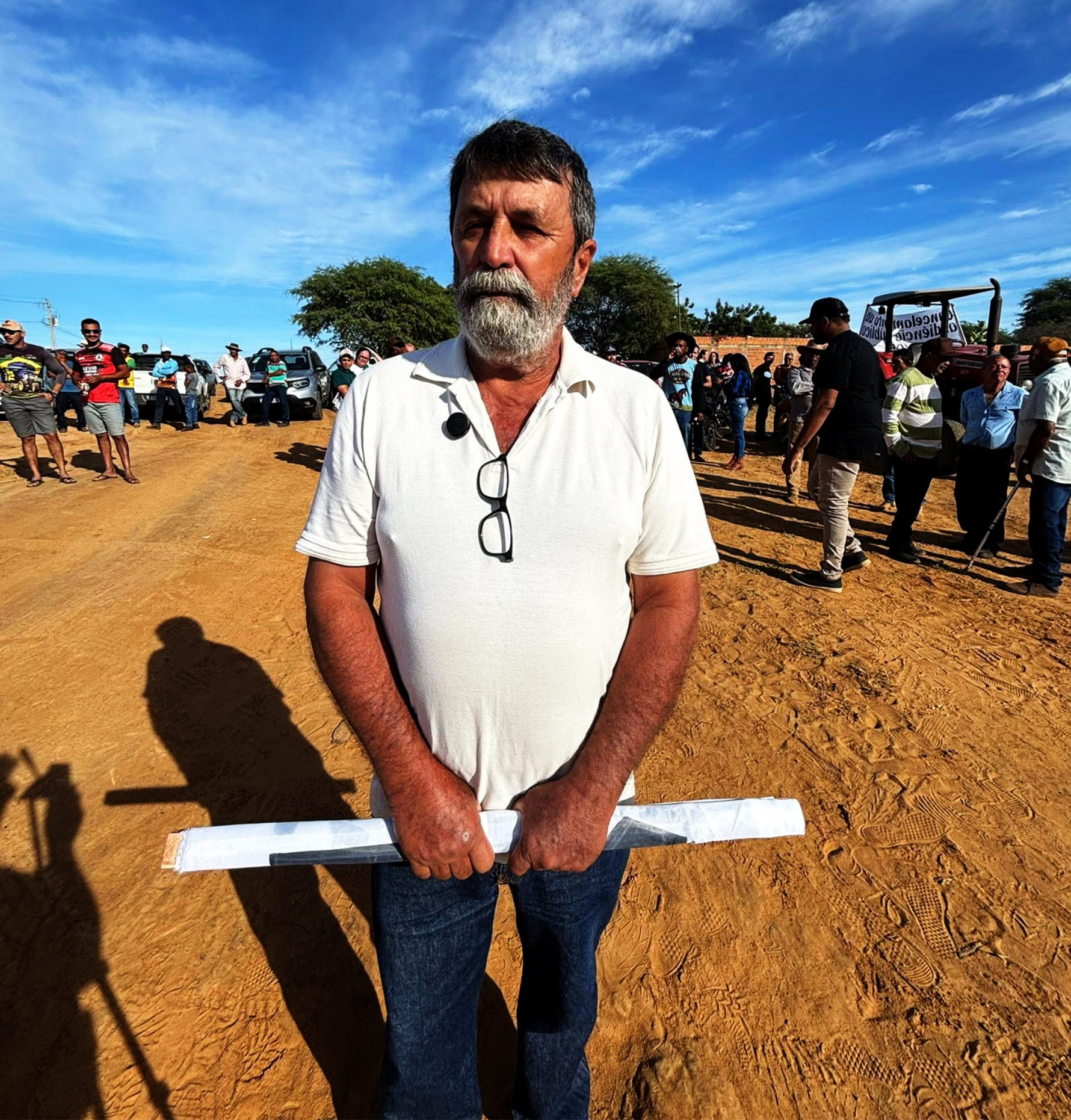 "O sentimento é de completo abandono. Estou aqui há quase 40 anos. É como se alguém tivesse me apresentado uma namorada e, depois que eu me apaixonei por ela, viesse tirá-la de mim. A minha terra é essa namorada. Ela representa minha vida, minha paixão e o sustento da minha família. Aqui em Nova Cachoeirinha construímos uma história. Pais, filhos e netos ajudaram a transformar este lugar em uma comunidade produtiva, gerando desenvolvimento e esperança. Agora, tudo isso parece estar sendo colocado em risco", desabafa Paulo Ribas.