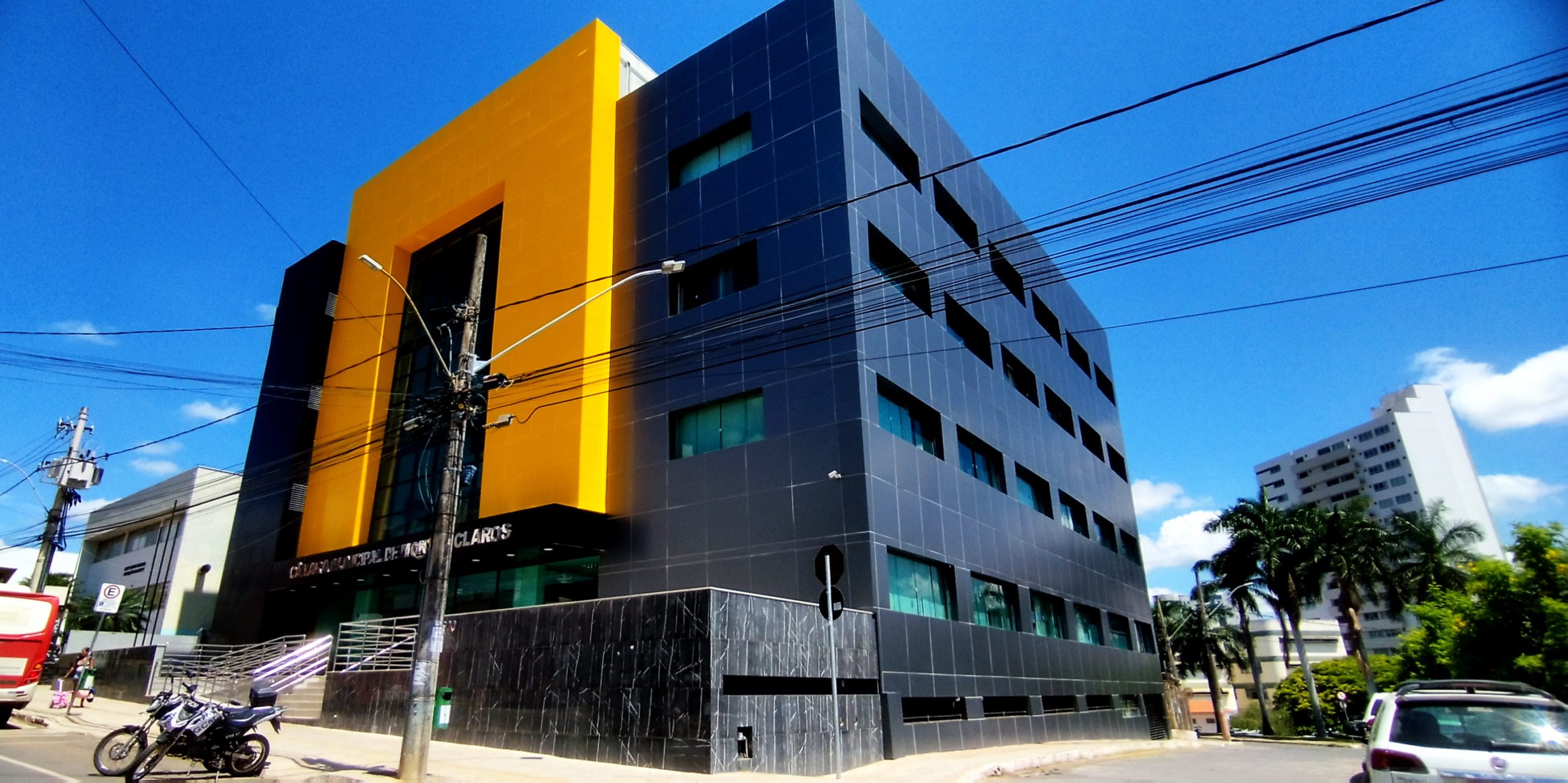 Nos próximos dias, estarei protocolando na Câmara Municipal de Montes Claros um conjunto de propostas que denominei Pacote de Transparência Legislativa. Trata-se de um trabalho técnico cuidadosamente elaborado, cujo único objetivo é fortalecer a confiança da população no Poder Legislativo, ampliar os mecanismos de fiscalização dos recursos públicos e incentivar uma cultura permanente de ética, responsabilidade e transparência.