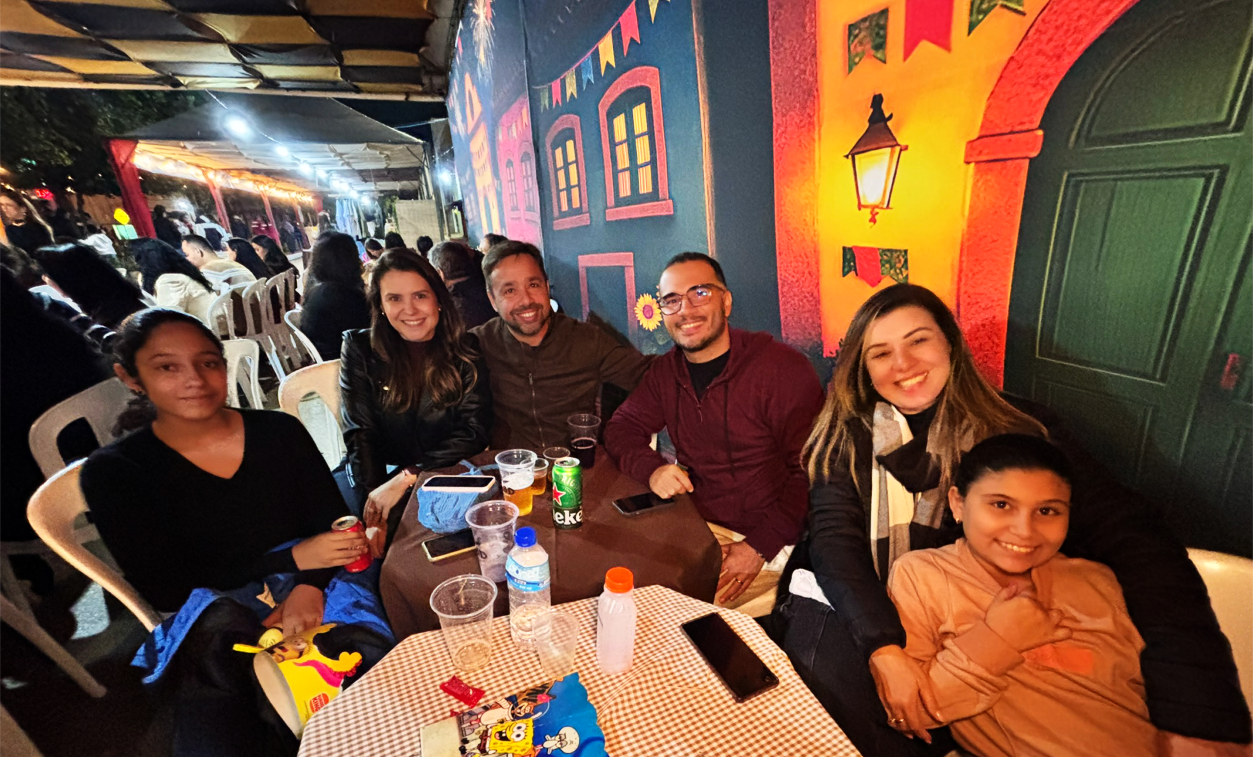 Como acontece em quase toda boa festa do interior, também reencontrei muitos amigos. Entre eles, o secretário-executivo da AMAMS, Fabiano Lopes, acompanhado de sua esposa Suzana, cuja família é tradicional de Mirabela.
