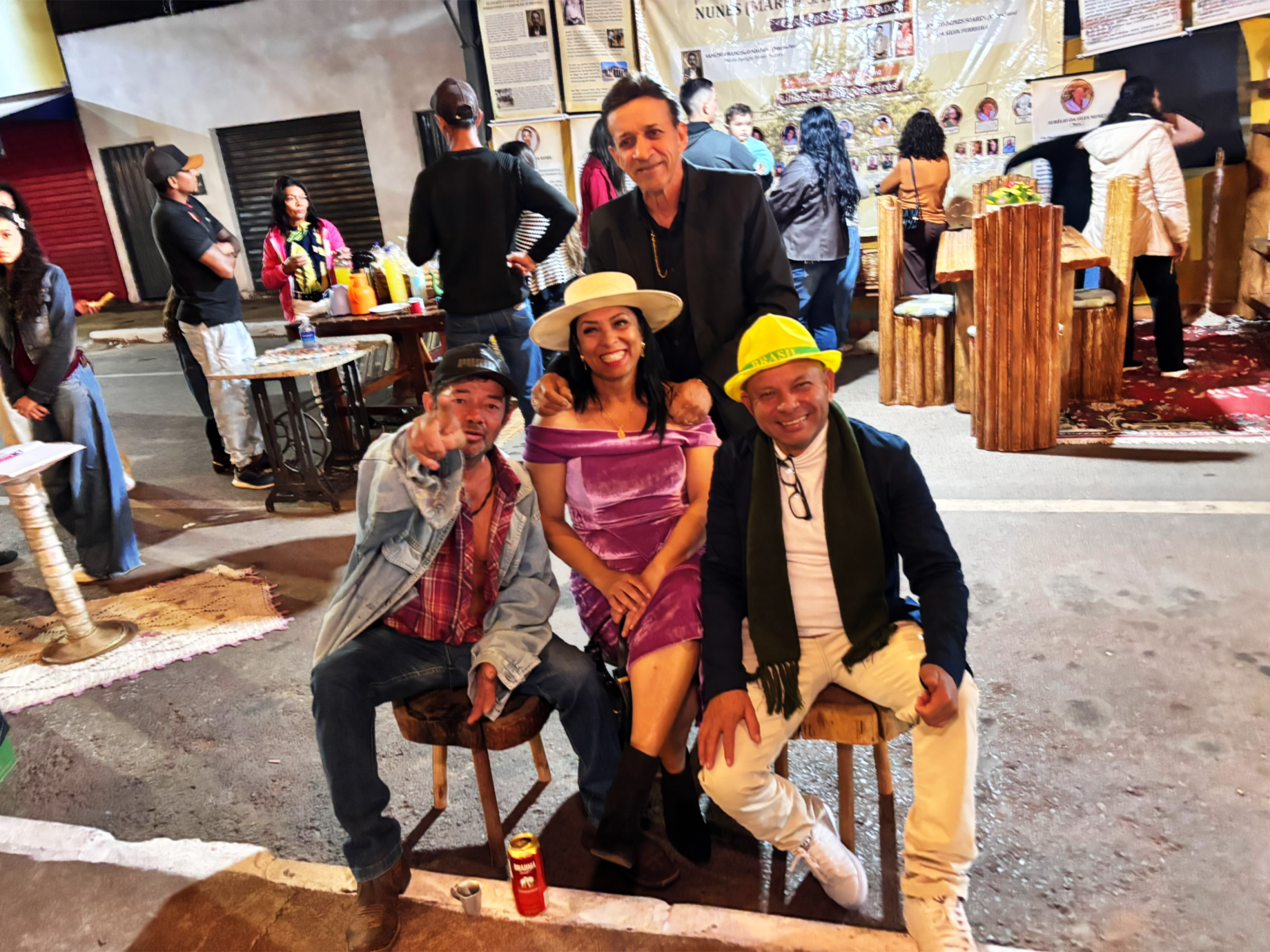 Terra dos meus amigos Carlucinho, do professor Leonardo, do jornalista Alexandre Nobre — o conhecido Xandão, da Inter TV — e também da tradicional família Marra Saco. Entre eles, meu xará, Seu Aurélio, e o grande responsável por essa agradável escapada: meu amigo Tóia, figura alegre, comunicativa e dona daquela hospitalidade que parece nascer junto com o povo sertanejo.