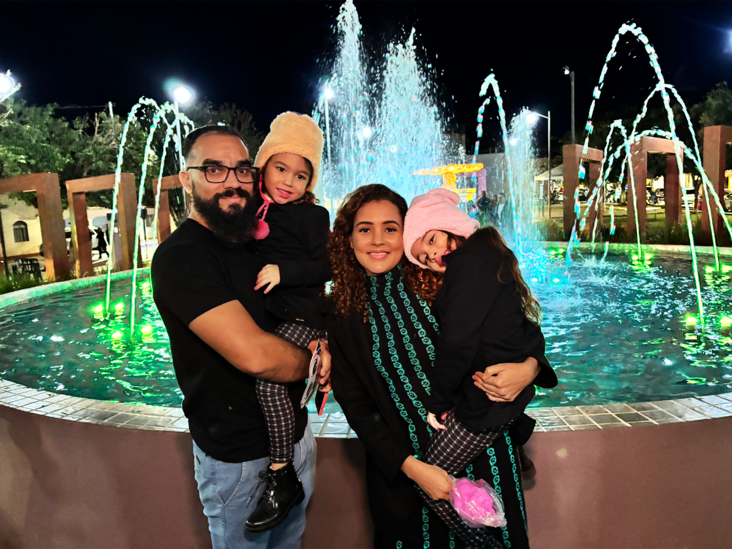 A Praça Bom Jesus que está repaginada e muito linda, foi tomada por famílias, visitantes e moradores que prestigiaram o II Festival Gastronômico – Raízes de Mirabela, evento realizado neste final de semana (18 e 19) e que se encerra hoje com diversas outras programações.