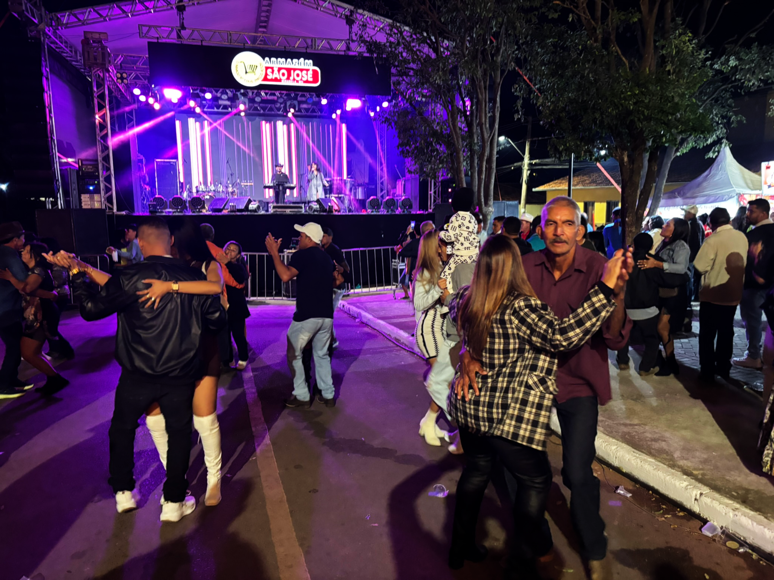 Enquanto eu reencontrava velhos conhecidos, Lú, minha companheira de mais de 40 anos, fazia o que mais gosta: dançar. Havia muito tempo que ela não aproveitava uma noite inteira ao som do legítimo forró. Confesso que vê-la sorrindo entre um passo e outro tornou aquela viagem ainda mais especial.