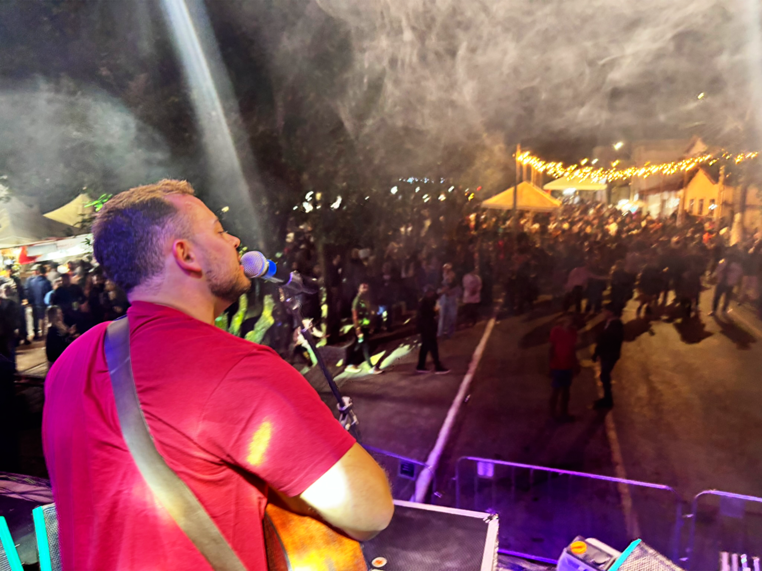 A programação teve início com uma aula-show gastronômica, seguida pelas apresentações dos foliões e do tradicional Arraiá de Contendas. À noite, a Banda Malow abriu a sequência de shows com um repertório que passeou por uma MPB carregada de nostalgia e por um pop-rock de excelente qualidade — ou, como costuma dizer meu amigo Fabinho Bocão, um "pop-rock apurado".
