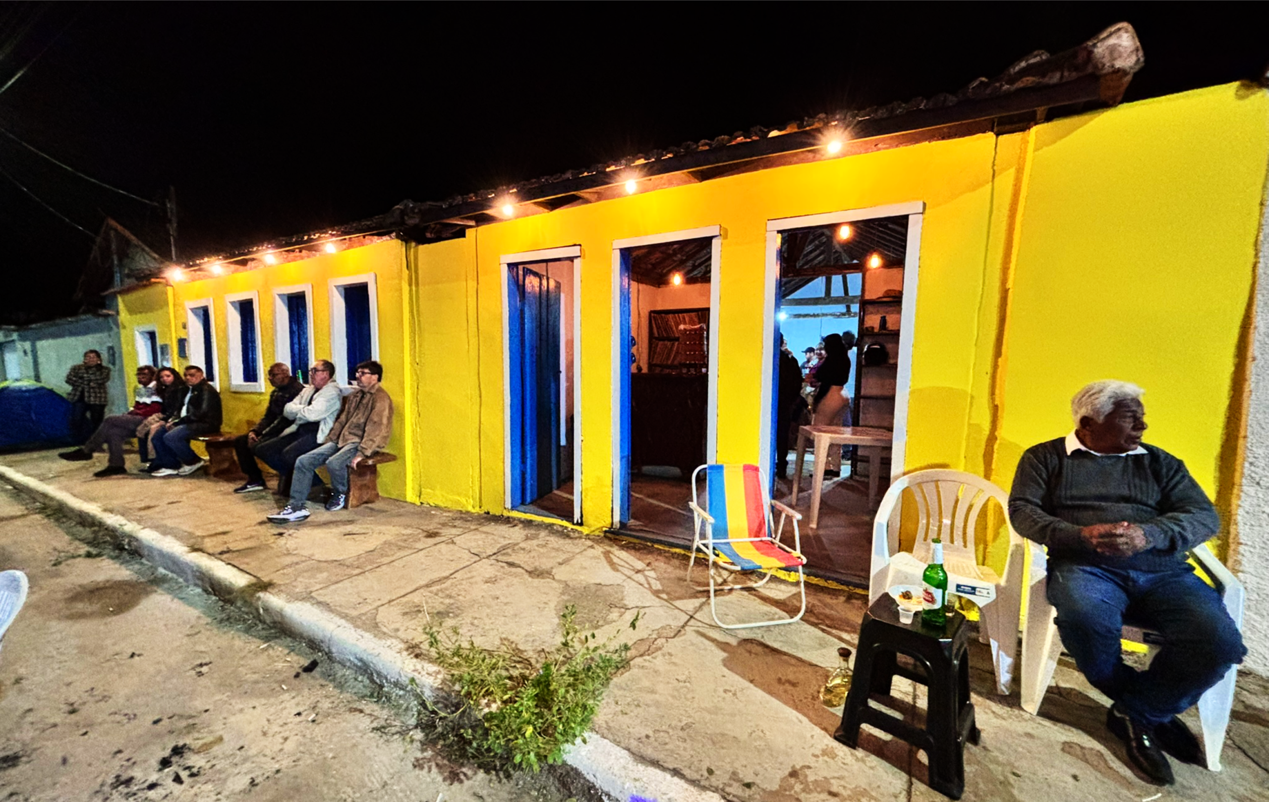 Entre as construções rústicas de Mirabela, uma chamou especialmente a minha atenção: a Casa Amarela.
Localizada ao lado da agência do Sicoob Credinor, mais do que um simples bar, o lugar preserva o charme da arquitetura interiorana e conquista pela autenticidade. Um balcão singelo, sempre cercado de clientes e boas conversas, transmite aquela atmosfera acolhedora que parece resistir ao tempo.