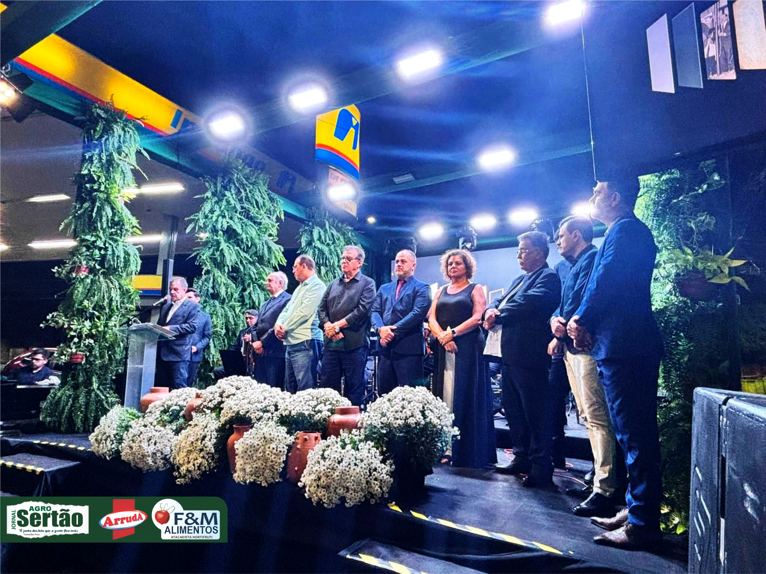 
E o Memorial consegue resgatar justamente essas conexões.

Entre os materiais expostos, há verdadeiras relíquias que ajudam a compreender essa trajetória. Entre elas, relatos e imagens da inauguração da primeira agência da Credinor registrados pelo antigo jornal da Coopagro, uma publicação cujo nome também carrega um capítulo curioso da história regional: “Iogurte”, uma homenagem ao laticínio que era o carro-chefe daquela cooperativa agropecuária.

