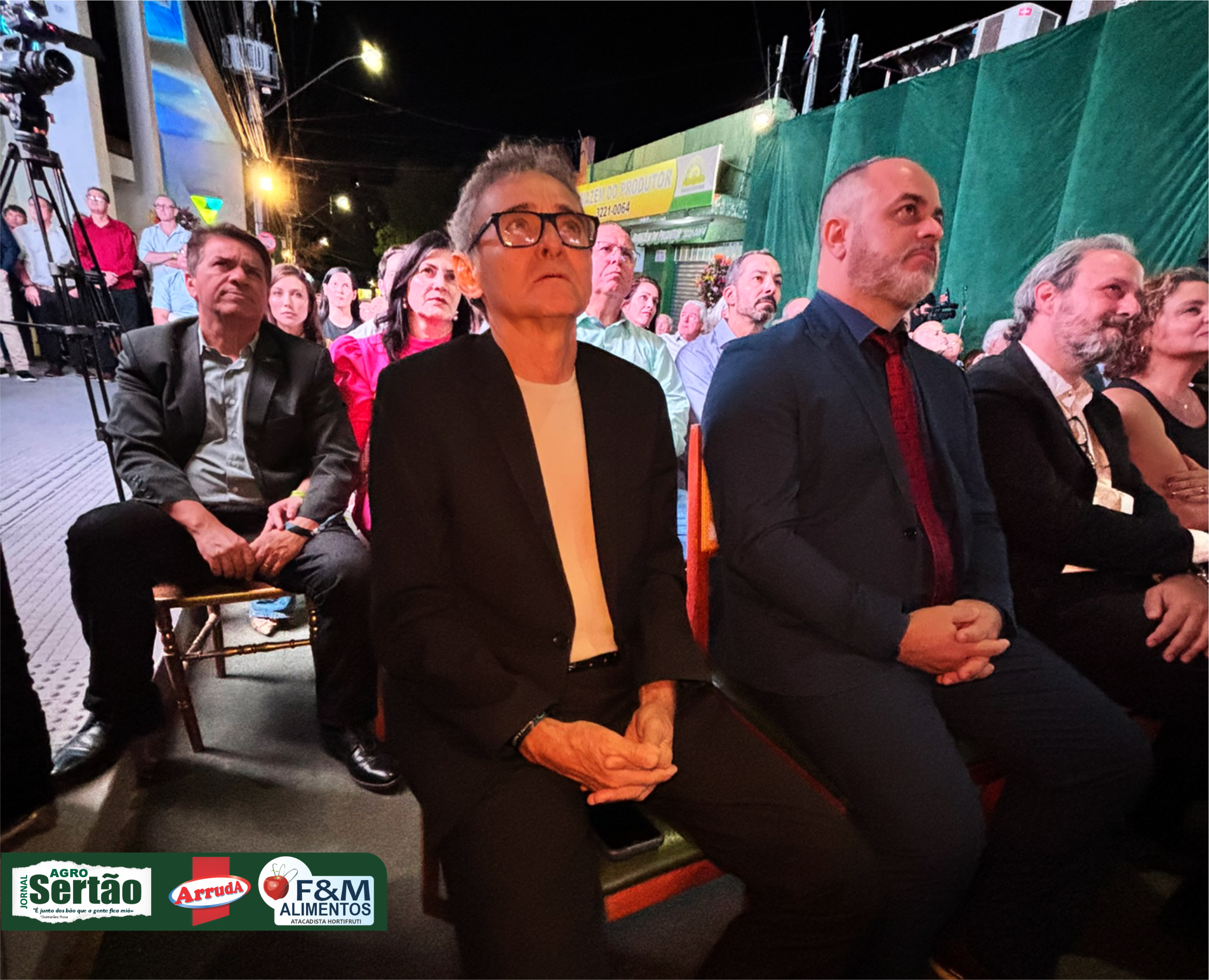 Entre os presentes estavam o secretário de Agricultura de Montes Claros, Osmani Barbosa, representando o prefeito Guilherme Guimarães; Ronaldo Mota, o Ronaldinho, representando seu filho, o presidente da AMAMS, Ronaldo Soares Mota Dias; Vitor Oliveira, o Vitão, presidente do North Esporte Clube; Maurício Sérgio, Diretor da Santa Casa de Montes Claros; além de diversas outras autoridades e personalidades de nossa cidade e região.