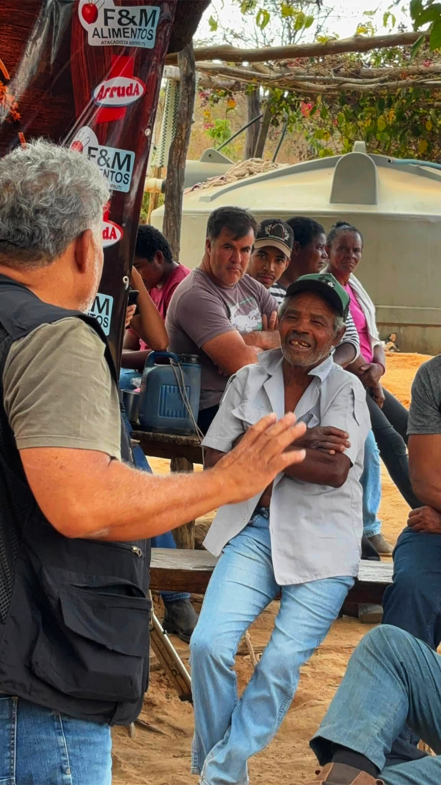 Precisa de oportunidade. Precisa de dignidade. Precisa de respeito. Precisa de informação. E precisa ter espaço para ser protagonista da própria história.
