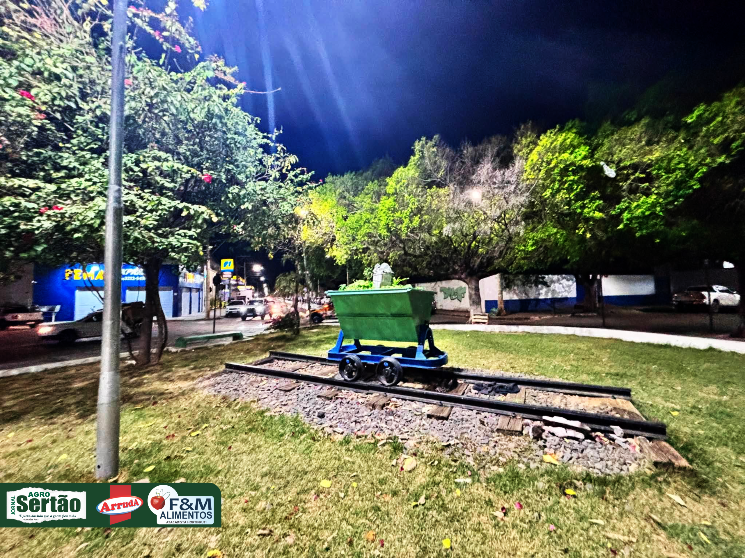 E o local escolhido não poderia ser mais simbólico.

O Memorial está instalado no Centro Cooperativo Heli Penido, em um anexo da sede do Sicoob Credinor, justamente em uma área cercada por referências que também fazem parte da memória de Montes Claros e do Norte de Minas: a antiga rodoviária, testemunha de tantas chegadas e partidas, e a antiga estação ferroviária, por onde passou o saudoso trem de passageiros.

