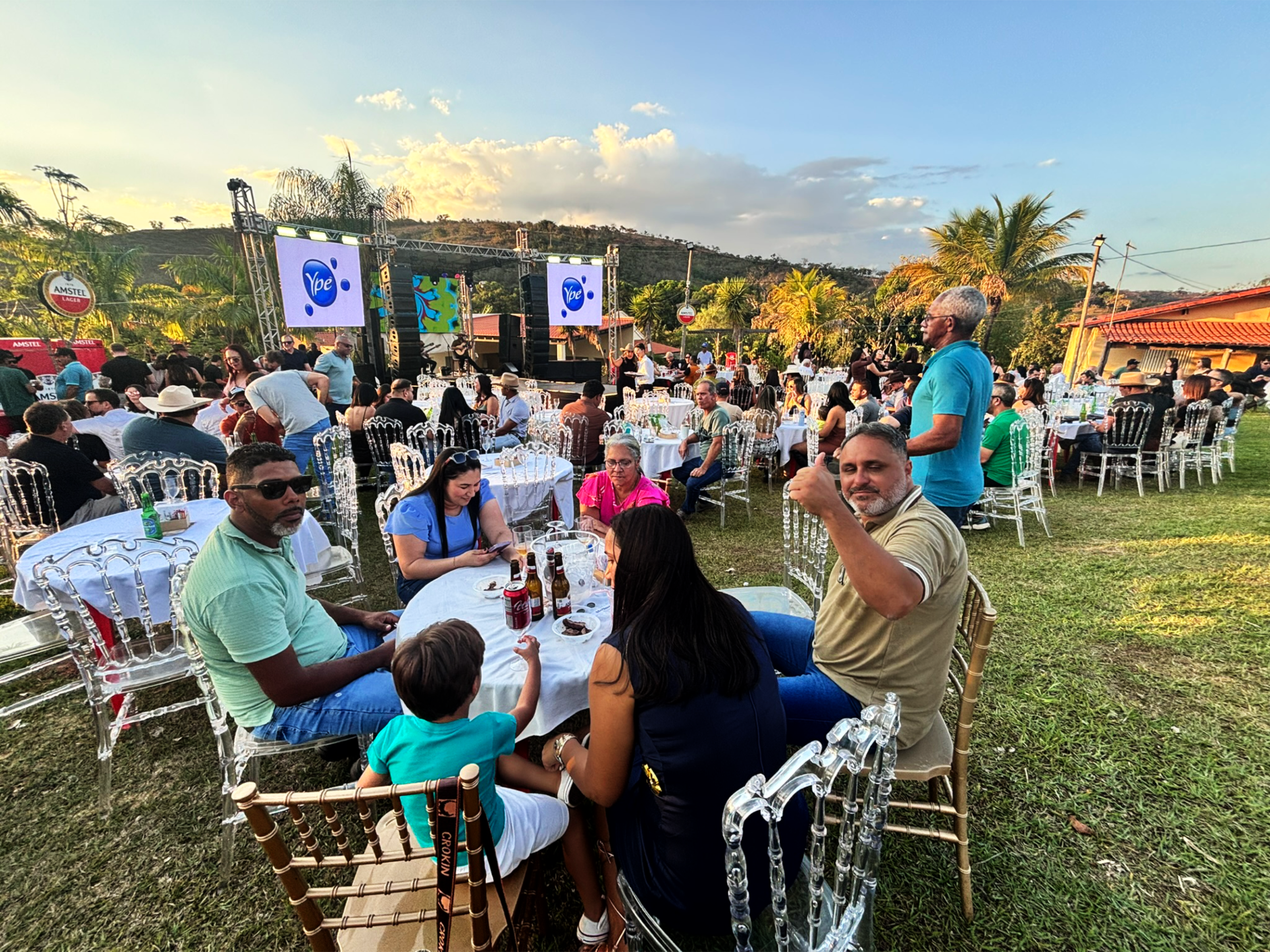 
Gente bonita, famílias, amigos e pessoas especiais, reunidas em um ambiente que parecia ter sido feito sob medida para elas. Era curioso observar aquilo: embora fosse um evento aberto, com bilheteria e também reservas de mesas, dava a impressão de que cada pessoa ali havia sido cuidadosamente escolhida para fazer parte daquele momento.
