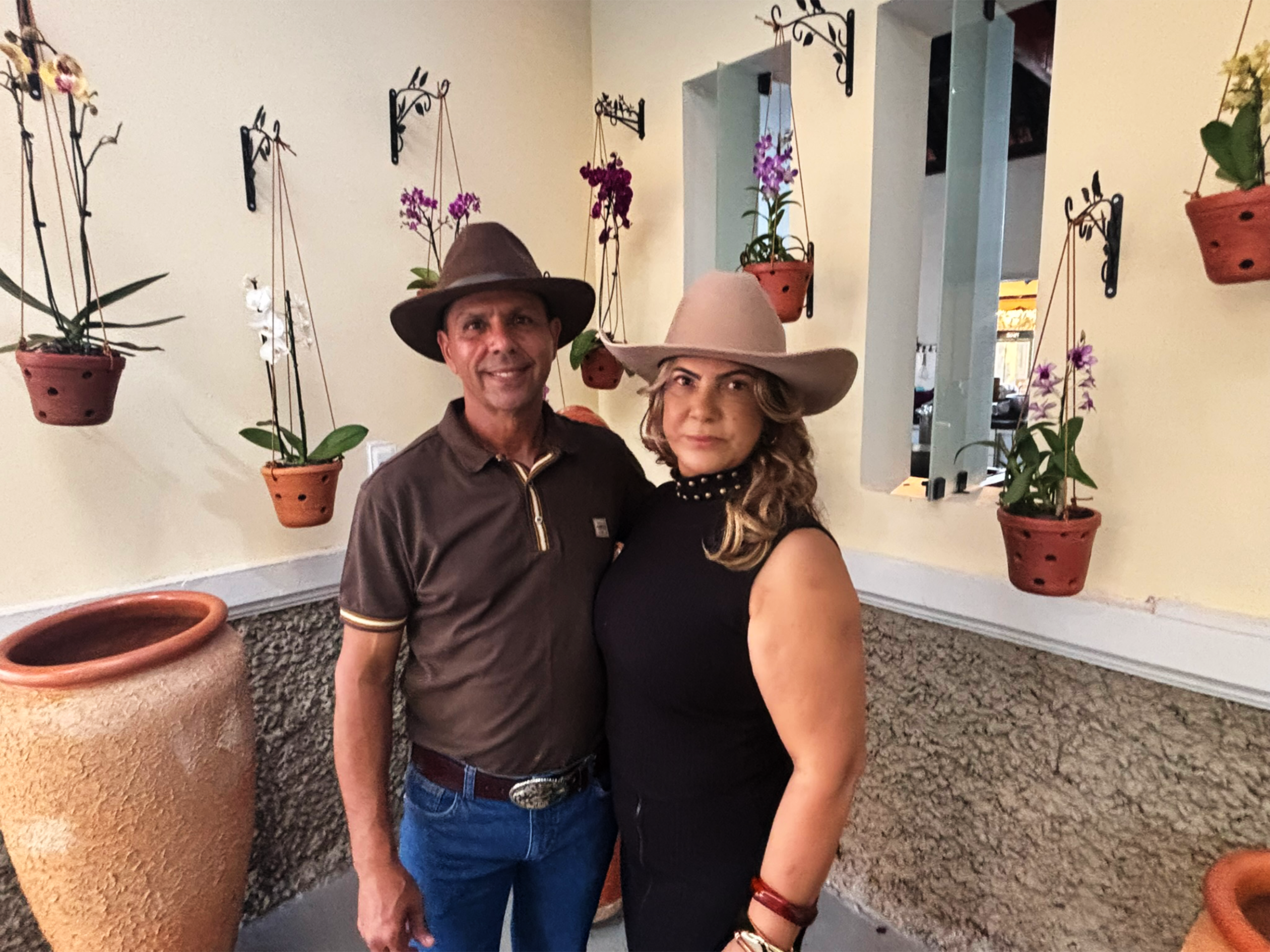 A Família Katyra, que carrega o sobrenome Moura, não está apenas promovendo festas. Está, de alguma maneira, ajudando a preservar uma identidade. A cavalgada, a viola, a moda de viola, a comida preparada com carinho, a fazenda aberta aos amigos, o encontro entre gerações e essa capacidade de transformar o espaço rural em lugar de convivência são manifestações legítimas da nossa cultura sertaneja.

