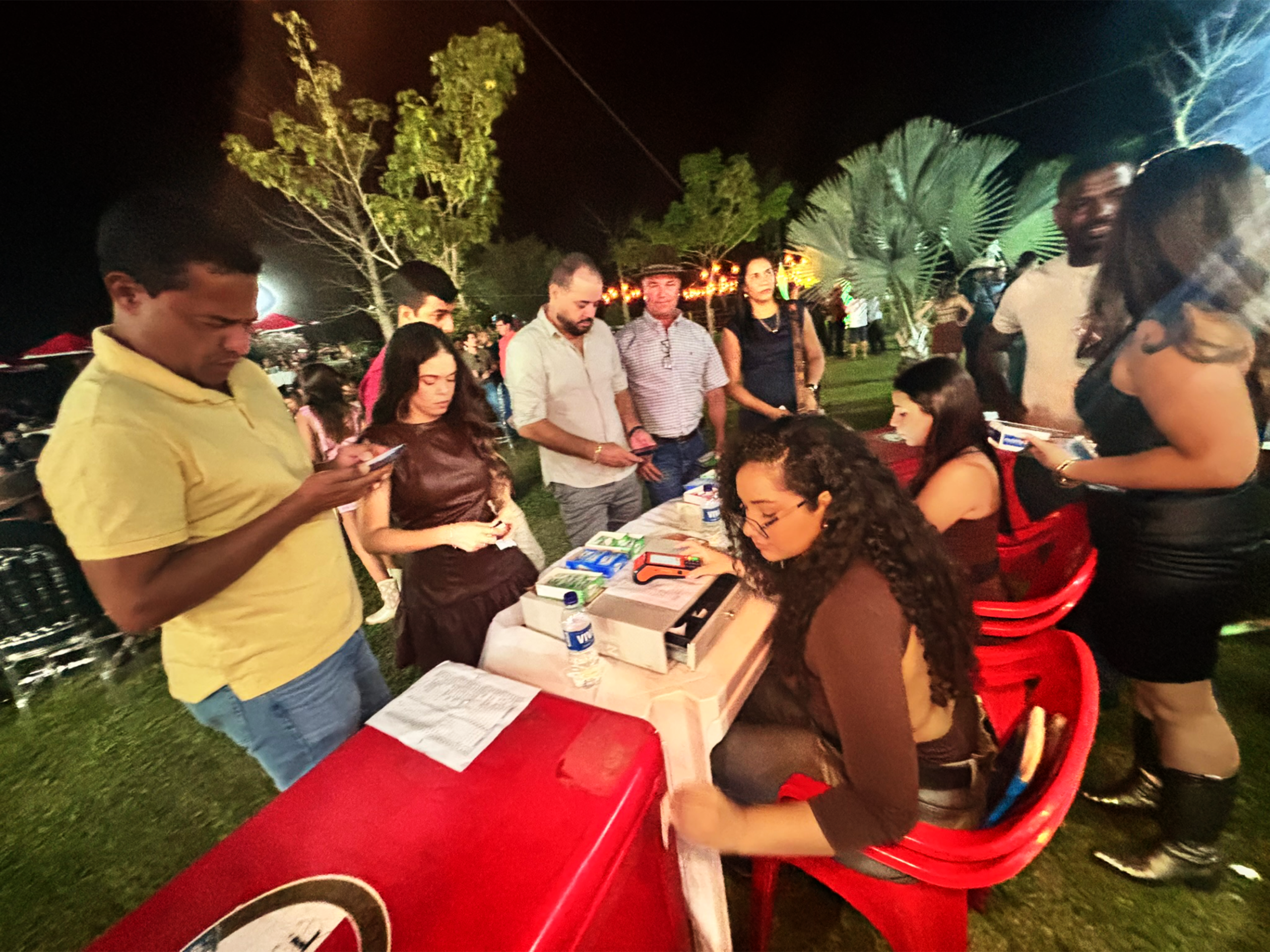 E, claro, o bar montado estrategicamente ao lado do palco era outro capítulo à parte: cerveja gelada, drinks, boas conversas e muita energia positiva completavam a receita.

