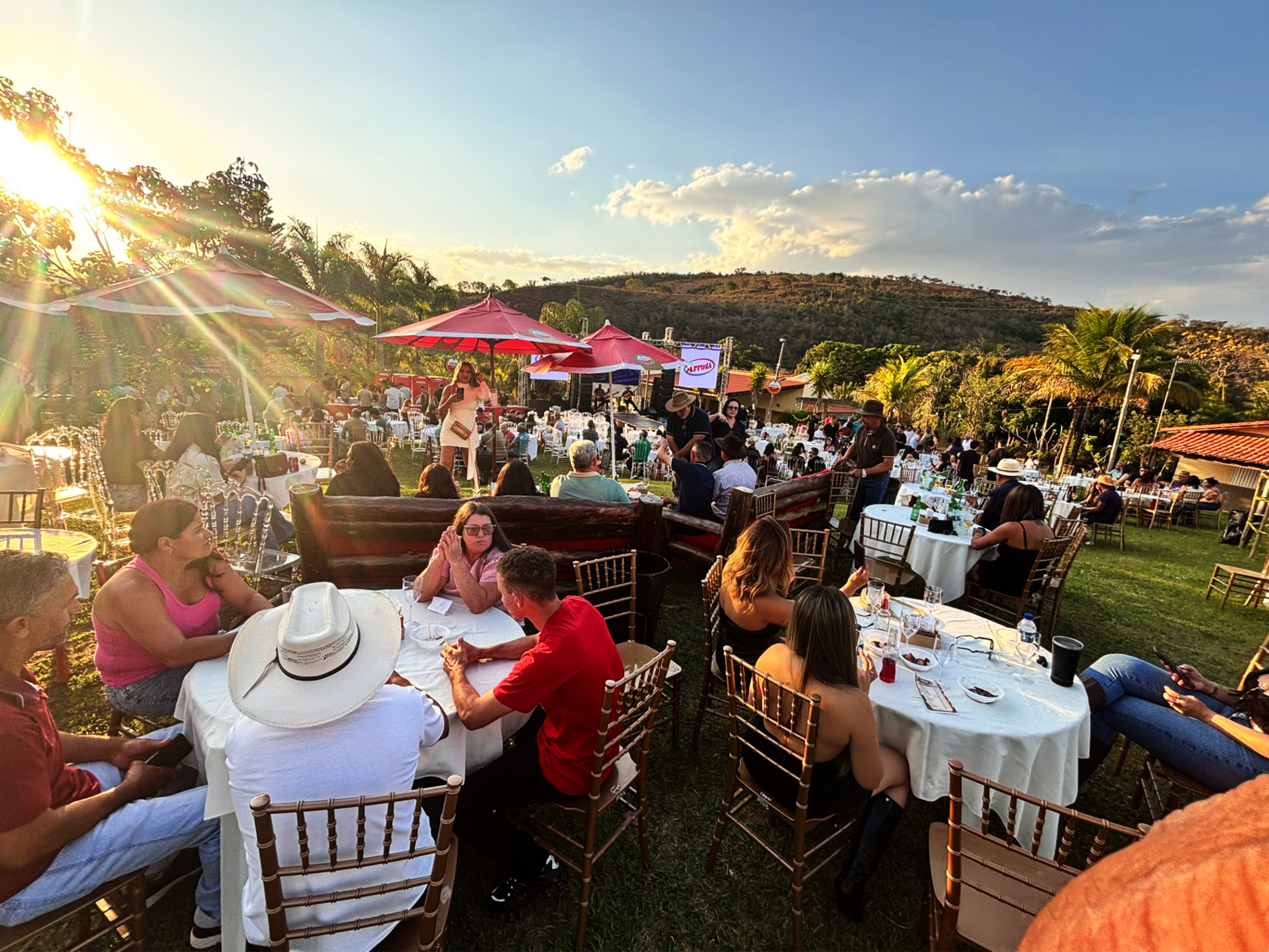 A primeira edição do Katyra Modão e Churrasco já nasceu grande. Um encontro diferente, com cheiro de roça, ambiente rústico, natureza, amizade e, principalmente, muita música sertaneja de raiz.
