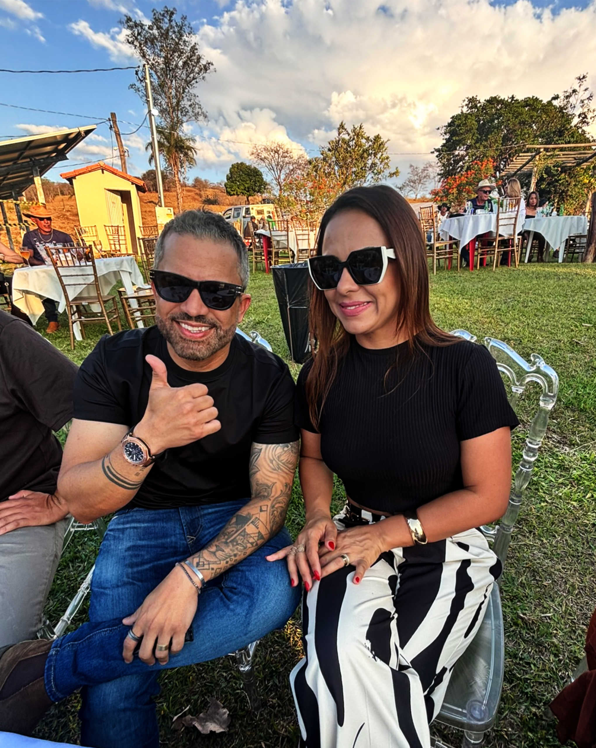 Gente bonita, famílias, amigos e pessoas especiais, reunidas em um ambiente que parecia ter sido feito sob medida para elas. Era curioso observar aquilo: embora fosse um evento aberto, com bilheteria e também reservas de mesas, dava a impressão de que cada pessoa ali havia sido cuidadosamente escolhida para fazer parte daquele momento.