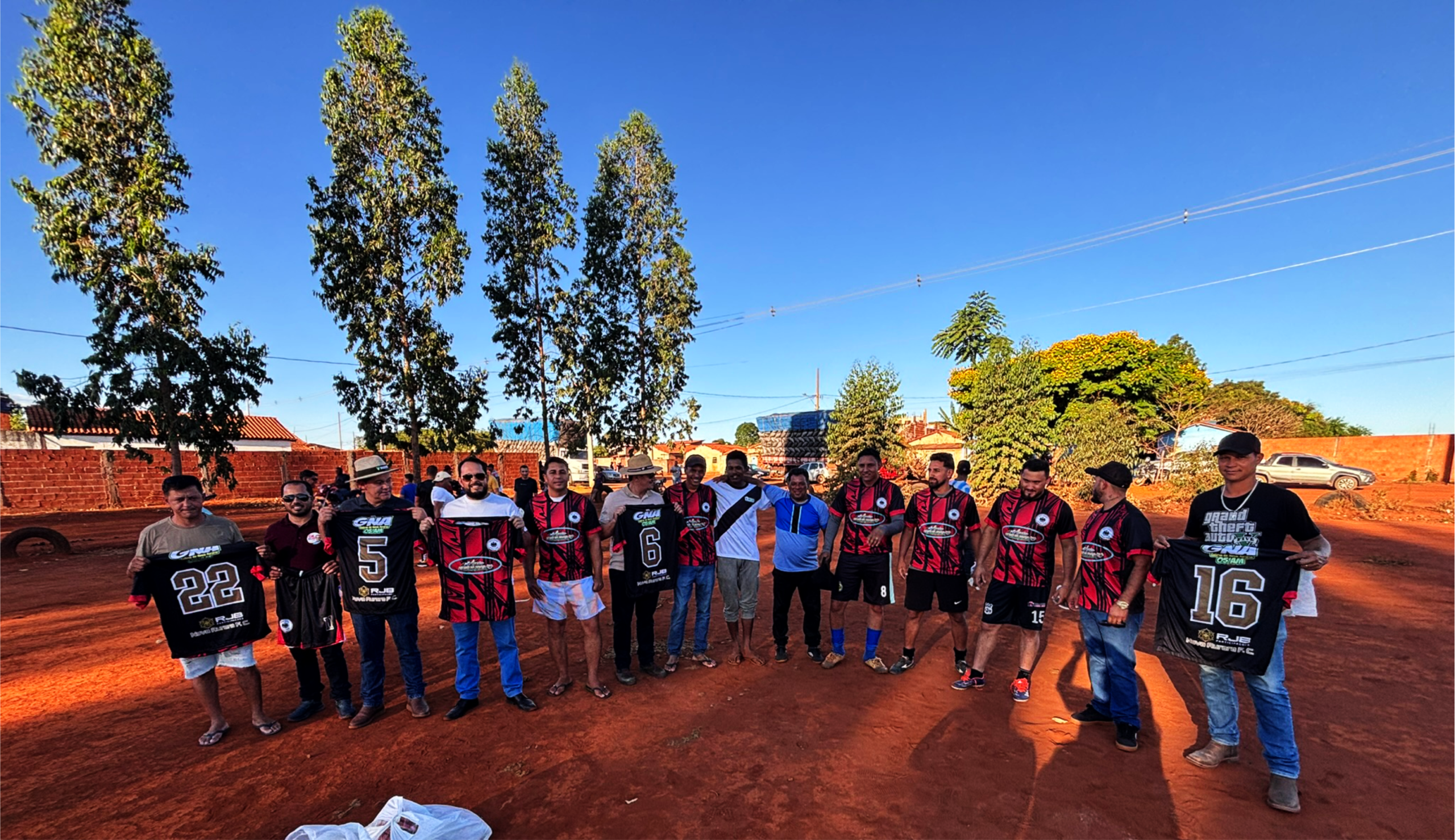 Entre as atividades da programação, o futebol entre caminhoneiros e carvoeiros chamou minha atenção.
De um lado, homens acostumados às estradas. Do outro, trabalhadores ligados à cadeia produtiva do carvão.

