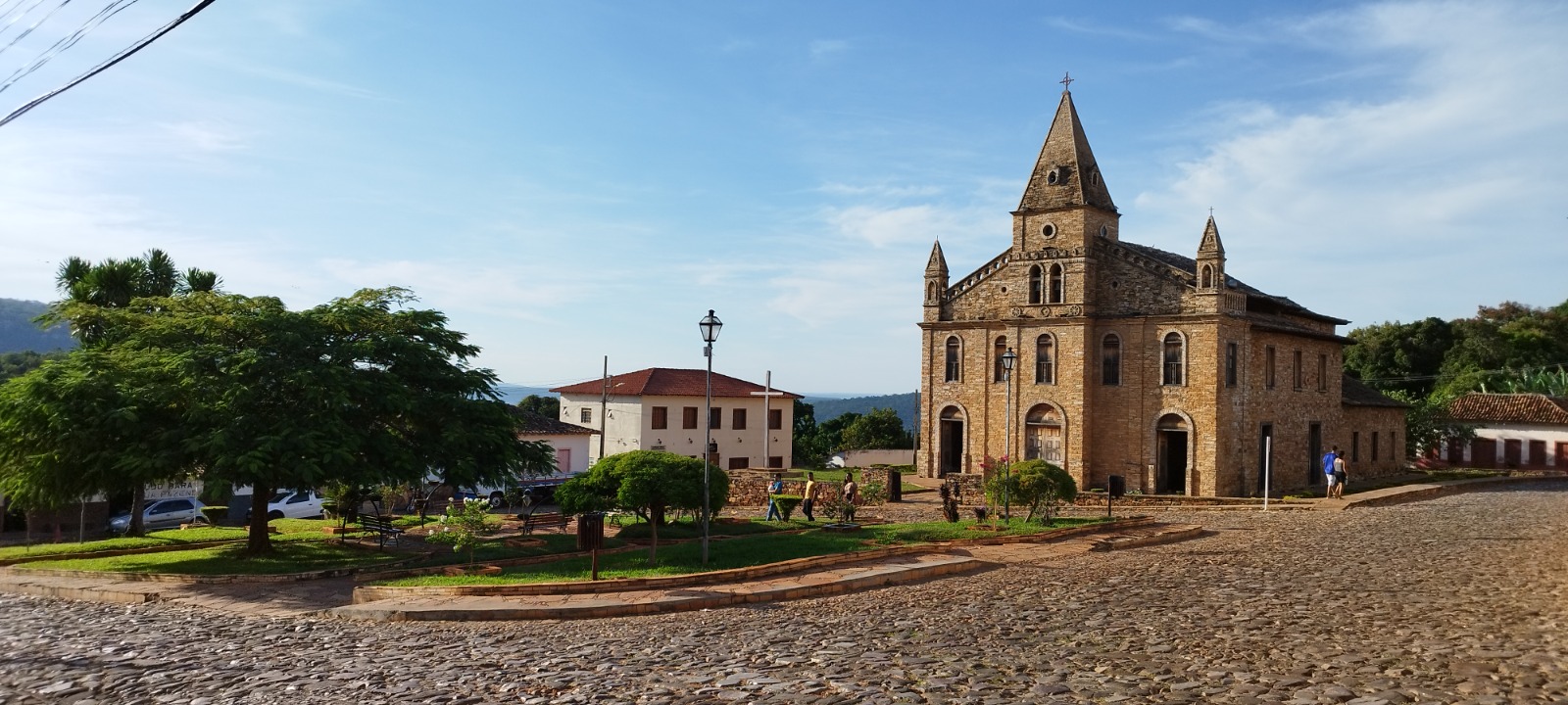 Centro de Grão Mogol, com a igreja e a praça da cidade.