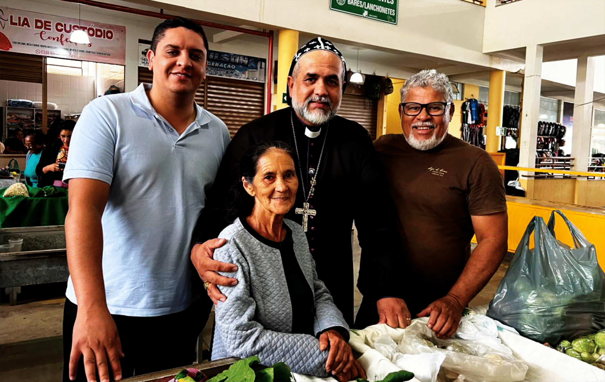 E como não falar de Dona Santa Ferreira, mulher de riso fácil e alma ativa. Aos 82 anos, continua presente, dia após dia, escrevendo sua história naquele mercado que conhece como a palma da mão.
