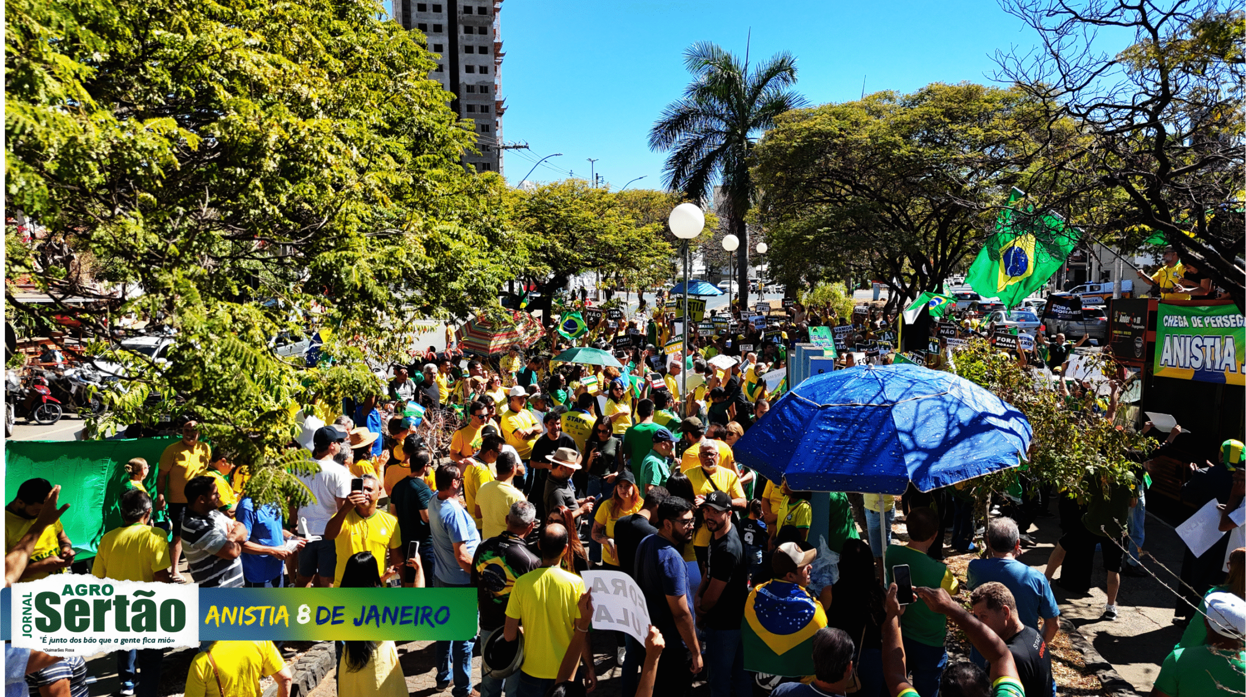 Durante minha fala ao microfone, tive a oportunidade de relatar uma das lutas que temos travado há mais de três anos: a investida silenciosa — e por vezes disfarçada — de ONGs e instituições alinhadas ao Governo Federal nas regiões do Alto Rio Pardo, Médio São Francisco e Vale do Jequitinhonha.