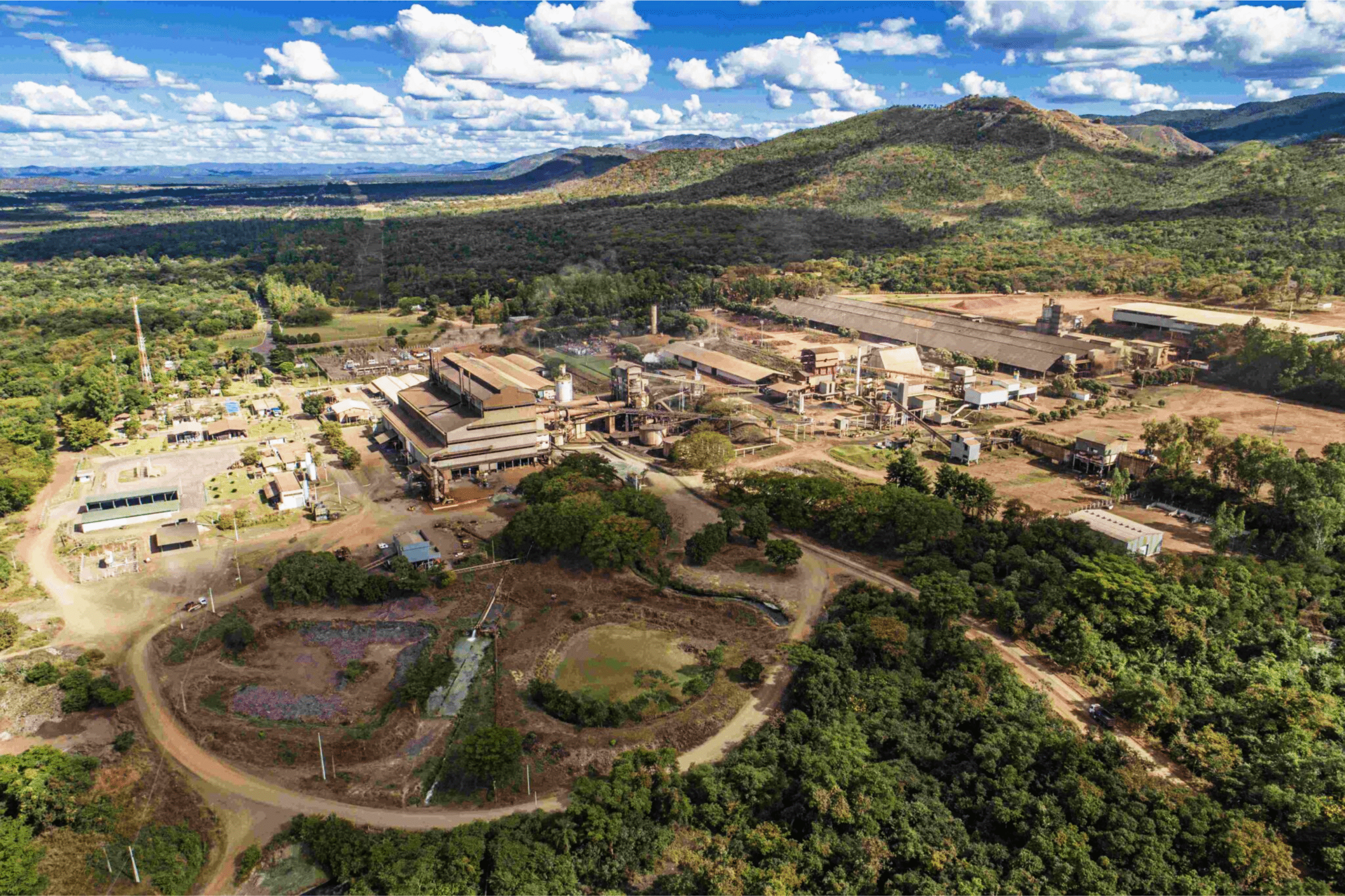 Com o negócio, os chineses passam a controlar 60% da produção de níquel no Brasil. Sessenta por cento! Isso não é só negócio, isso é entrega descarada da nossa soberania mineral. É assinar, em letras garrafais, que o Brasil não manda em seu próprio solo.