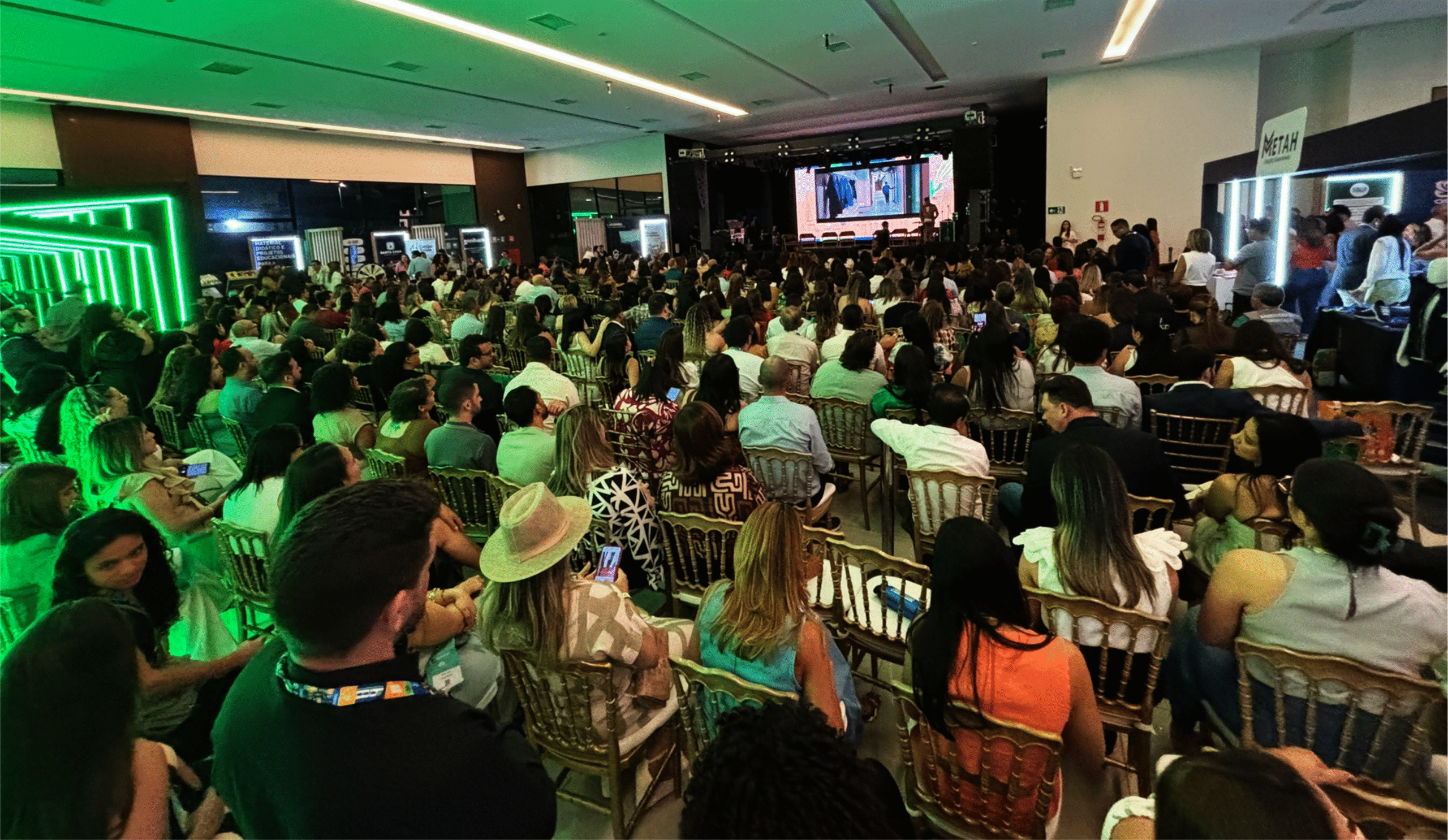 Logo na abertura, o evento já mostrou sua essência: a valorização da cultura local. Vi o personagem Boiadeiro Catrumano, na interpretação do professor Leonardo Alves, dar vida à identidade sertaneja. Acompanhei o Grupo Folclórico Fitas, a voz encantadora de Agnes Brito e a energia da dupla Sérgio e Rodrigo. A noite ainda foi marcada pelo humor inteligente de Rafael Cortez e pela palestra vibrante de Rick Chesther, que fez a plateia refletir sobre propósito, superação e atitude.