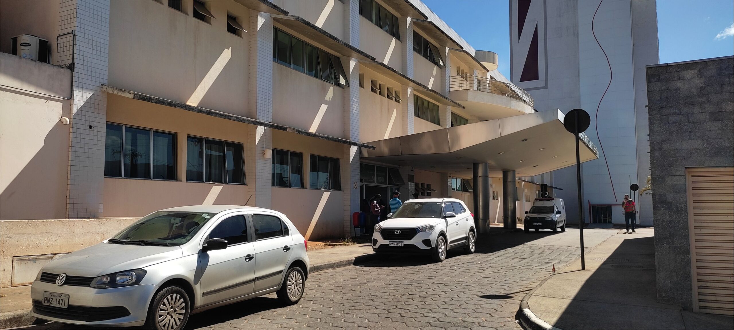 Em minhas viagens pelo Norte de Minas, percebo uma realidade dura: pacientes enfrentam longos deslocamentos para buscar atendimento em Montes Claros, sobrecarregando a rede hospitalar.